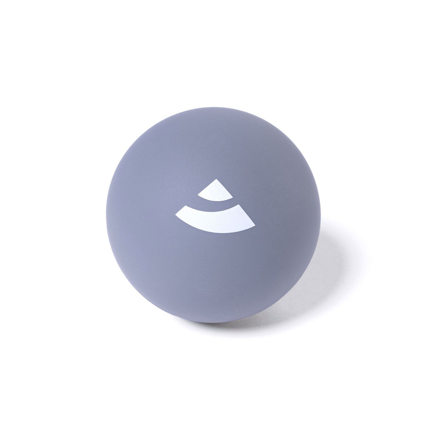Grauer Massageball mit weißem Logo. Auf weißem Hintergrund.