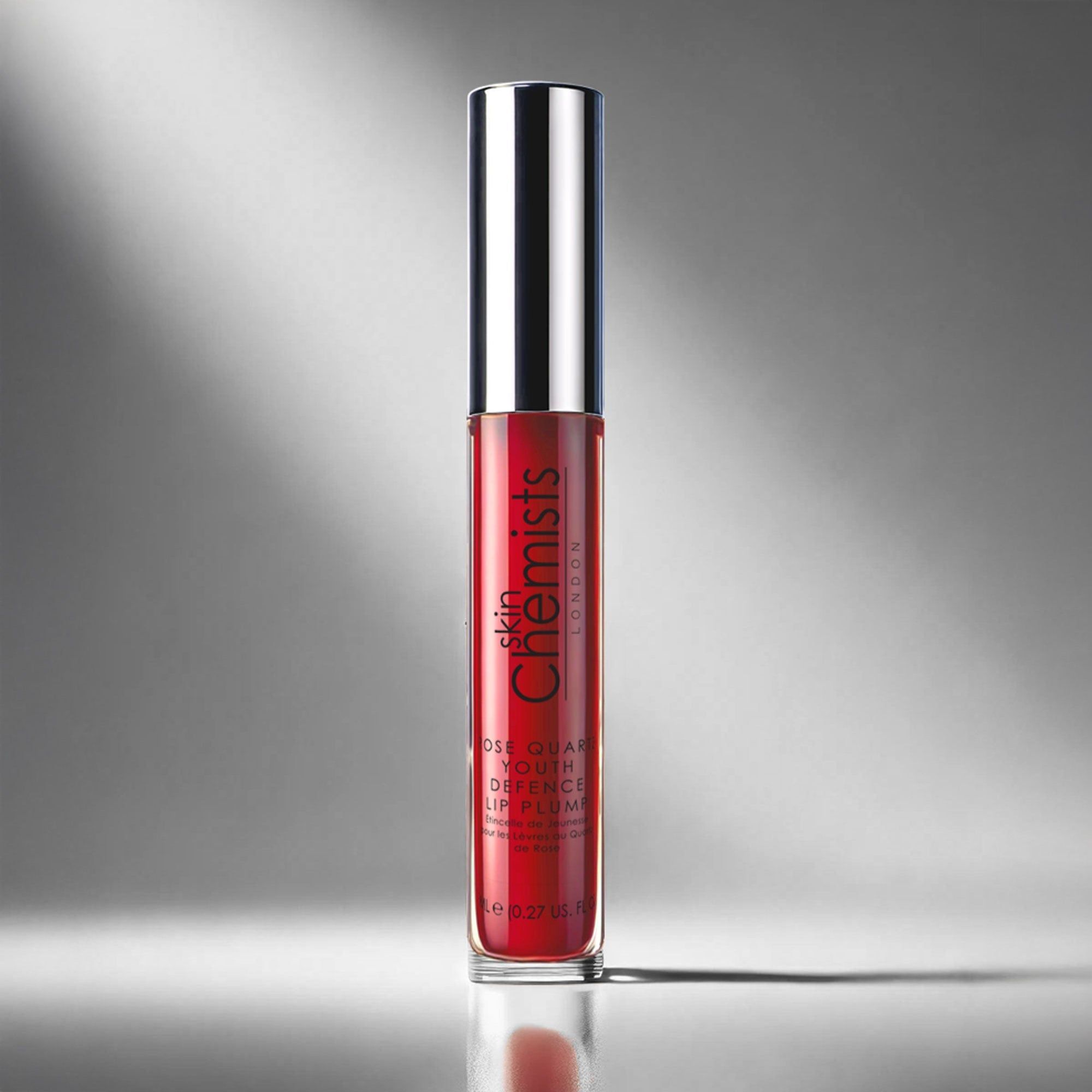 Roter Lip Plump mit silbernem Deckel. Aufschrift: Skin Chemists London, Rose Quartz Youth Defence Lip Plump. Hintergrund: grau.