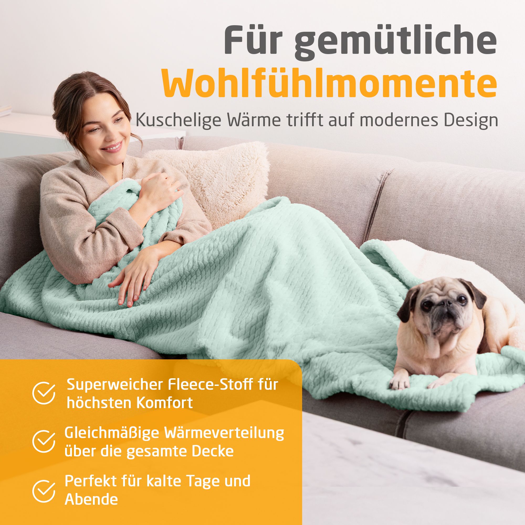 Person sitzt auf Sofa mit Heizdecke, savage green. Kuscheliges Fleece. Hund liegt daneben. Text: Für gemütliche Wohlfühlmomente.