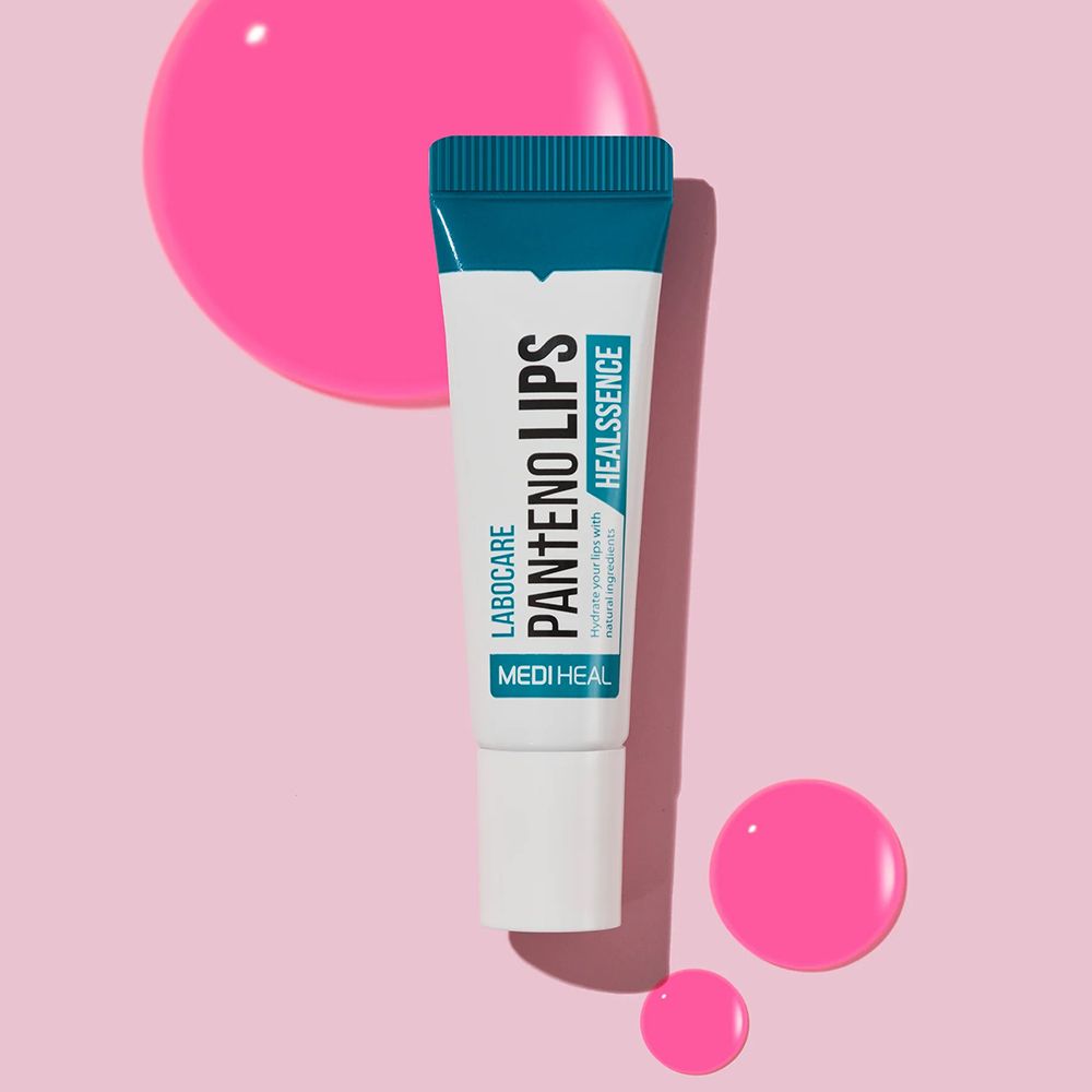 Weiß-blaue Tube mit Produktnamen und Schriftzug. MEDIHEAL Labocare Pantenolips Healssence Lip Balm. Rosa Hintergrund mit Tropfen.