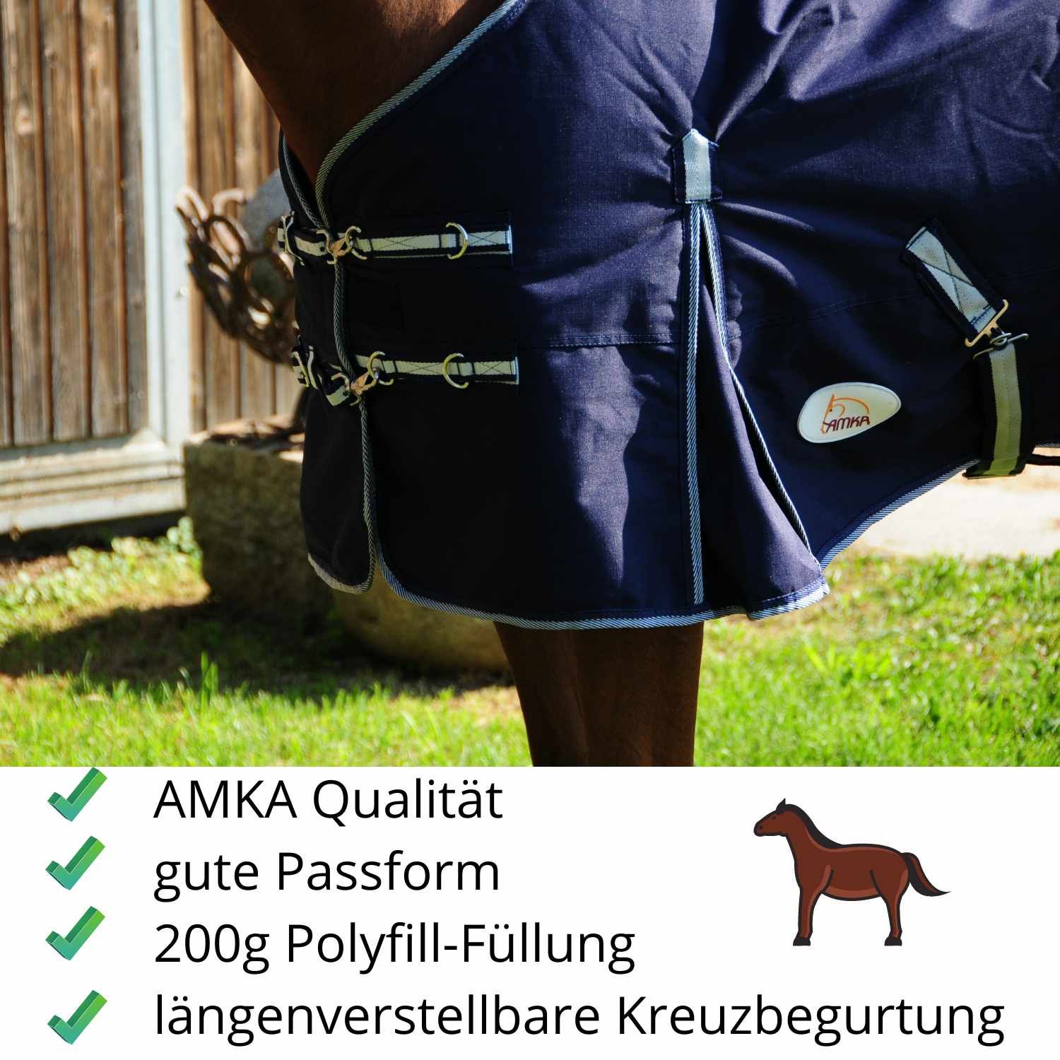 Nahaufnahme einer dunkelblauen Pferdedecke mit silbernen Schnallen. Text: AMKA Qualität, gute Passform, 200g Polyfill-Füllung.