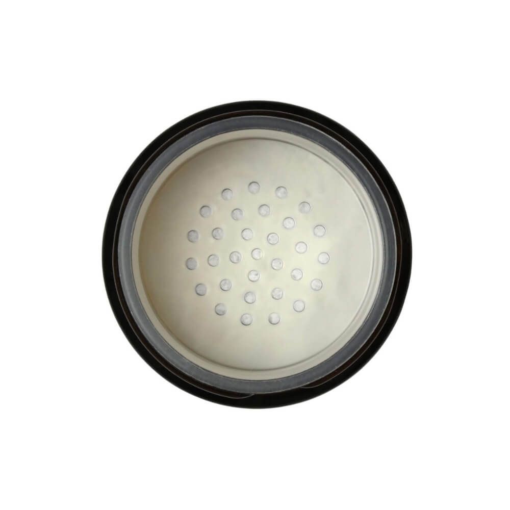 Innenansicht eines schwarzen Deckels mit Löchern. Die Löcher sind in einem Muster angeordnet.