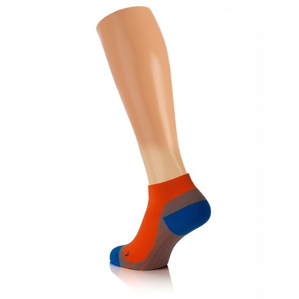 Orangefarbene Sportsocken mit blauen und grauen Akzenten. Auf einem Bein-Mannequin präsentiert.