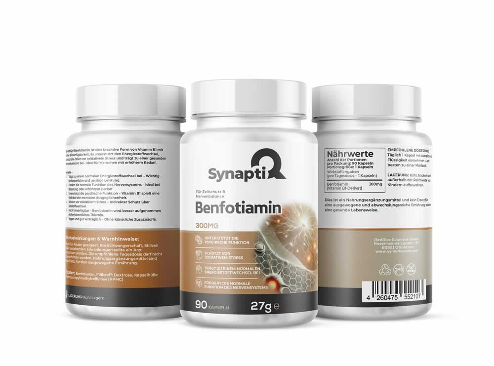 Drei weiße Pillenfläschchen. Mittleres Fläschchen: "SynaptiQ Benfotiamin". 90 Kapseln, 27g. Etiketten mit Text.