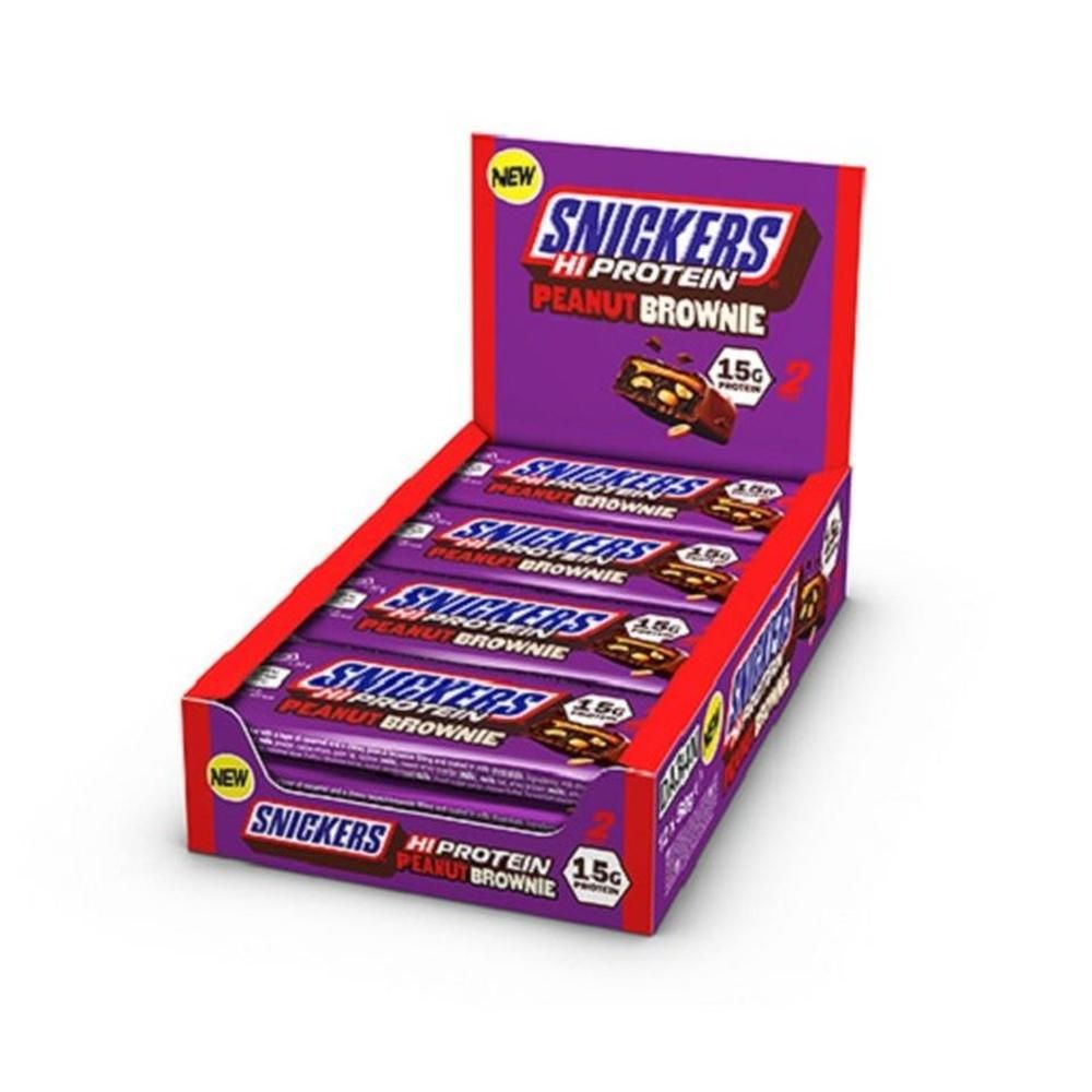Verkaufsdisplay mit Snickers High Protein Peanut Brownie Riegeln. Lila Verpackung mit Produktnamen und Nährwertangaben.