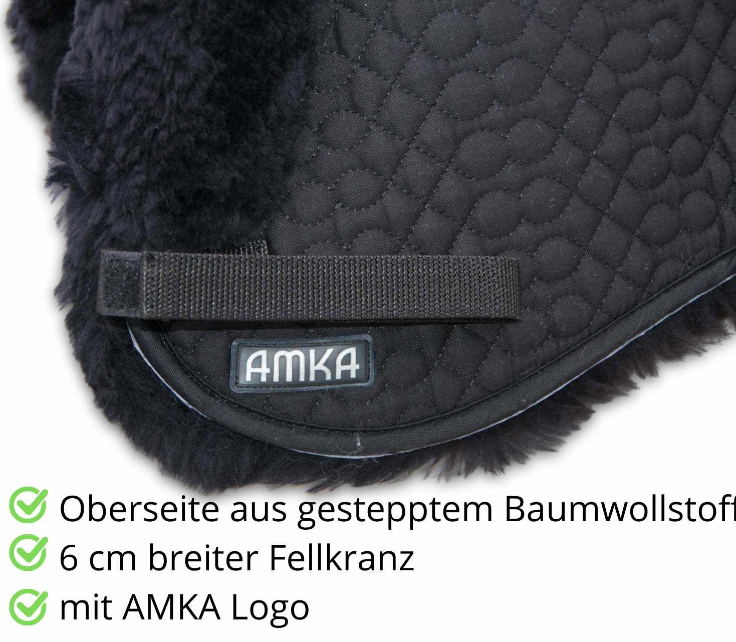 Schwarzes Sattelkissen mit AMKA-Logo. Oberseite aus gestepptem Baumwollstoff, 6 cm breiter Fellkranz.