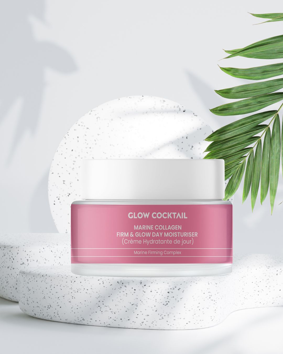 Rosa Creme-Dose mit weißem Deckel auf Sockel. Aufschrift: Marine Collagen Firm & Glow Day Moisturiser. Marke: Glow Cocktail.