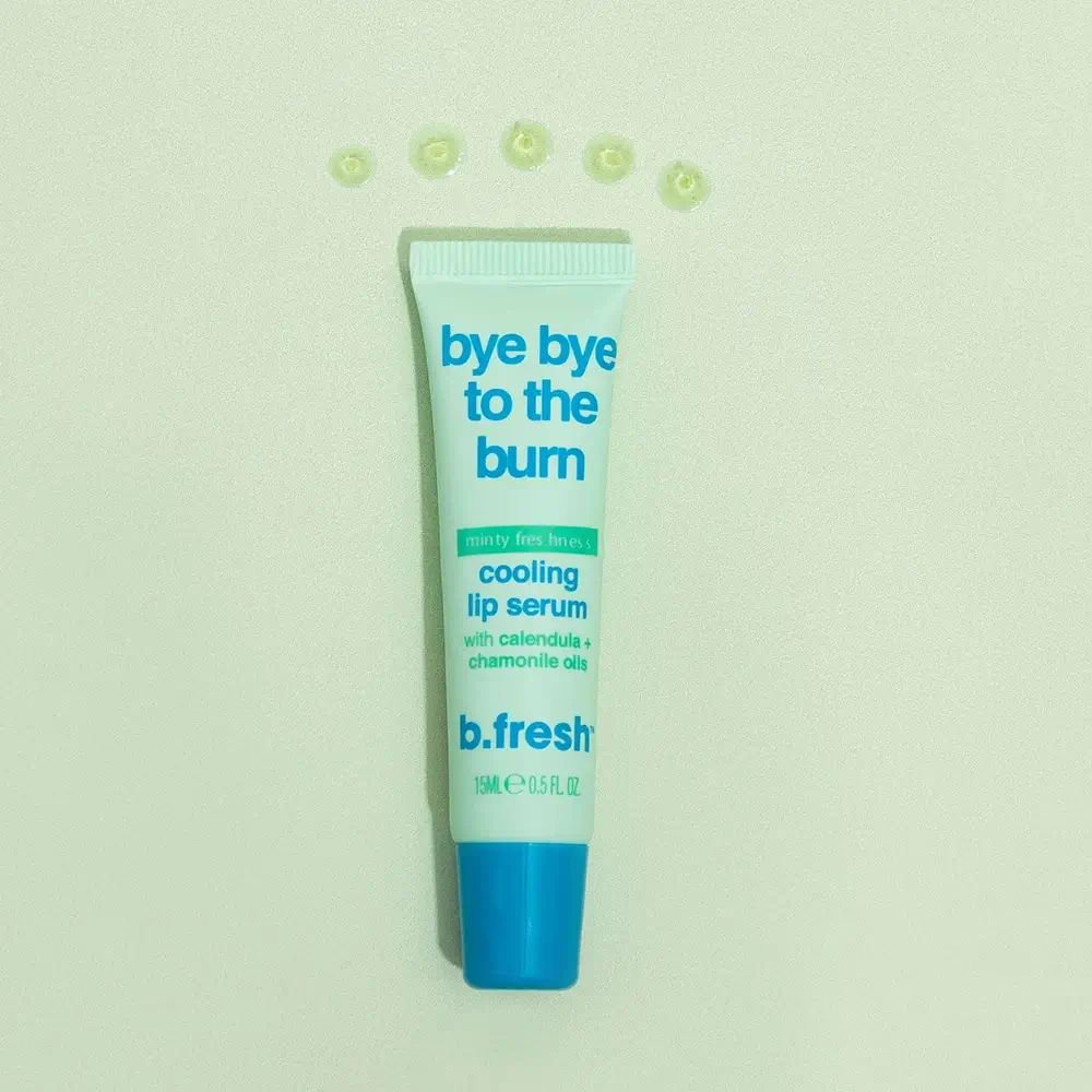 Hellgrüne Tube mit blauem Verschluss und Serumtropfen. Aufschrift: Bye Bye to the Burn, Cooling Lip Serum. Marke: b.fresh.
