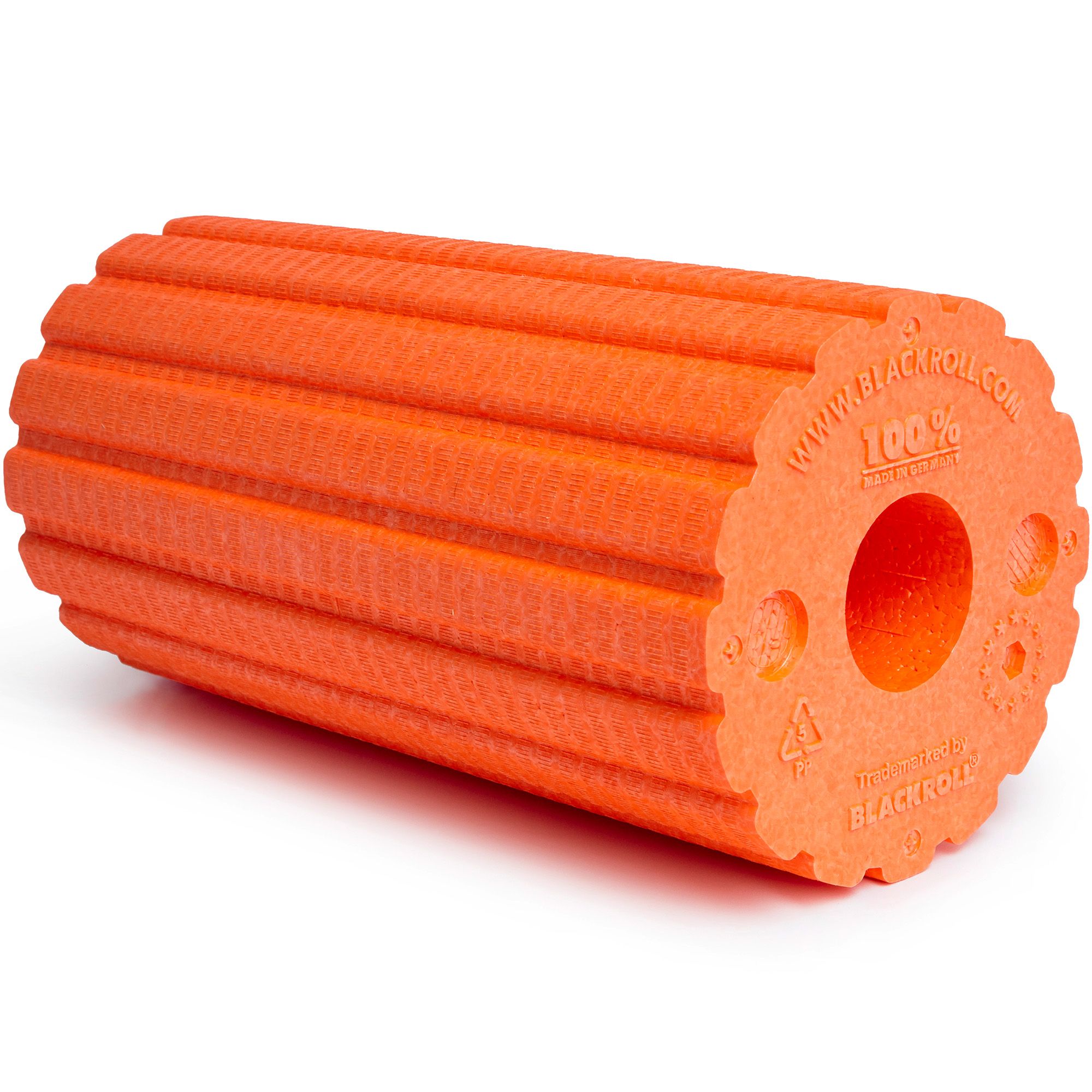 Orange Faszienrolle mit Rillen. Zentrales Loch. Text: 100% Made in Germany, BLACKROLL®.