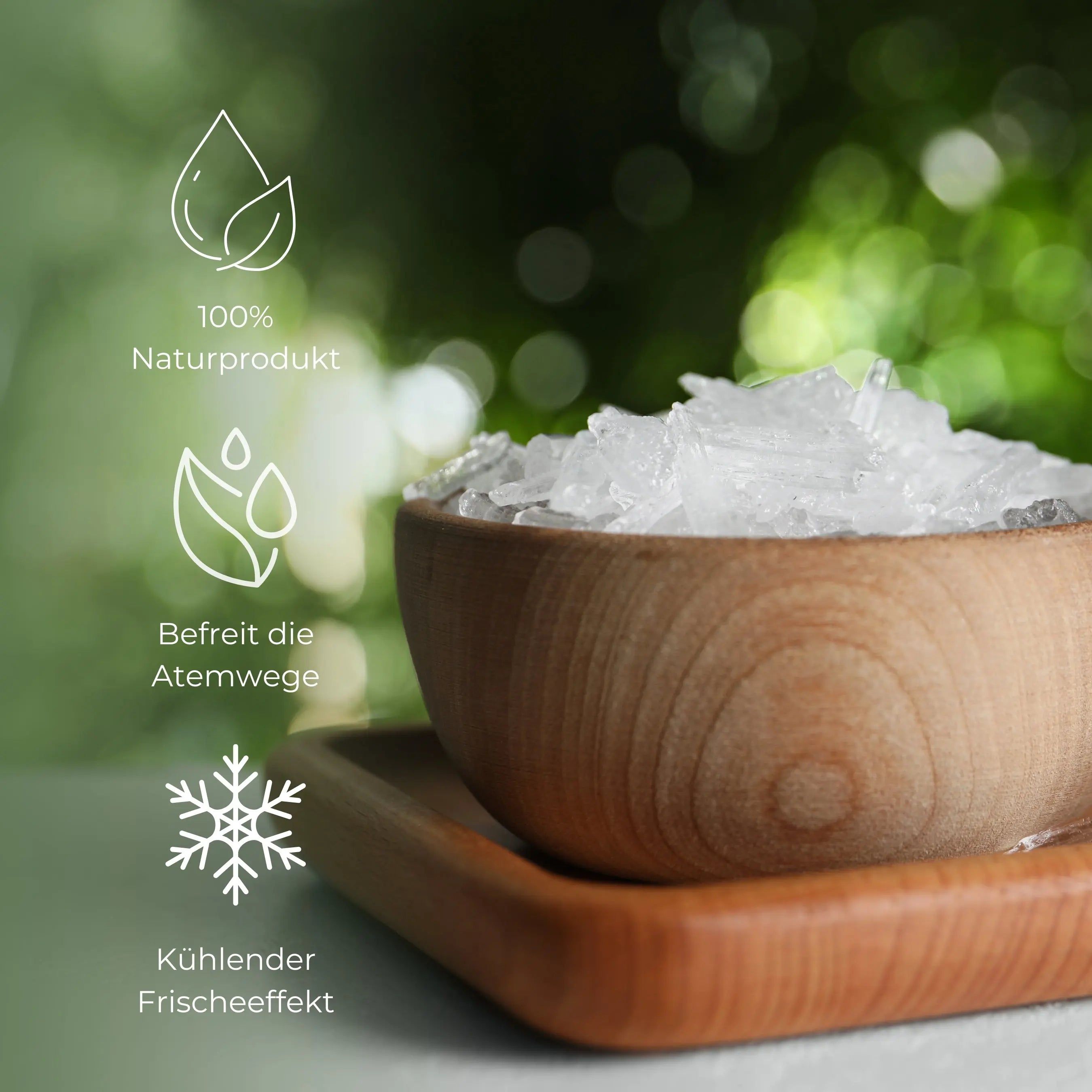 Holzschale mit Mentholkristallen auf Holztablett. Symbole: 100% Naturprodukt, befreit die Atemwege, kühlender Frischeeffekt.