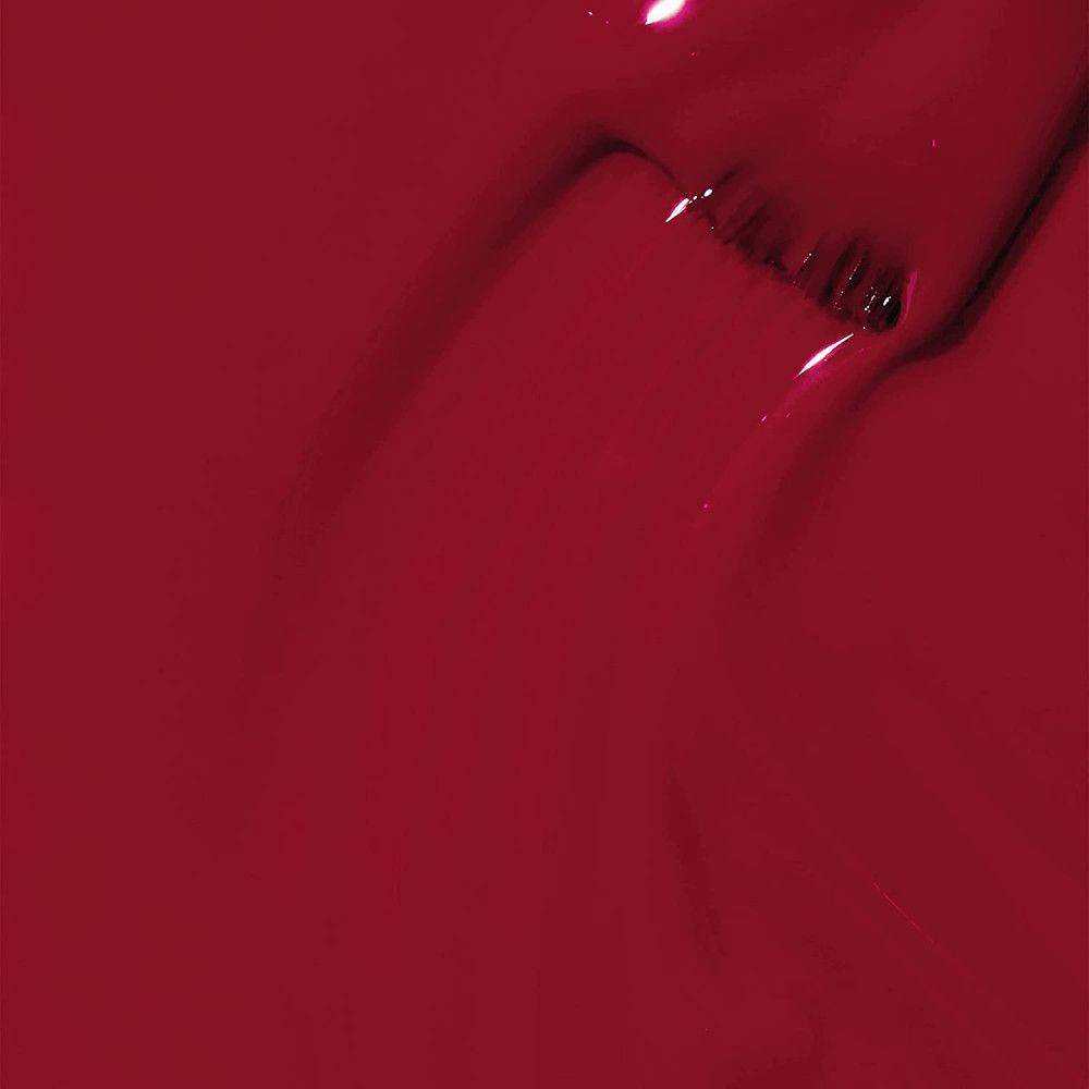 Nagellack in tiefem Rot. Der Pinsel ist teilweise sichtbar. Glänzende Oberfläche.