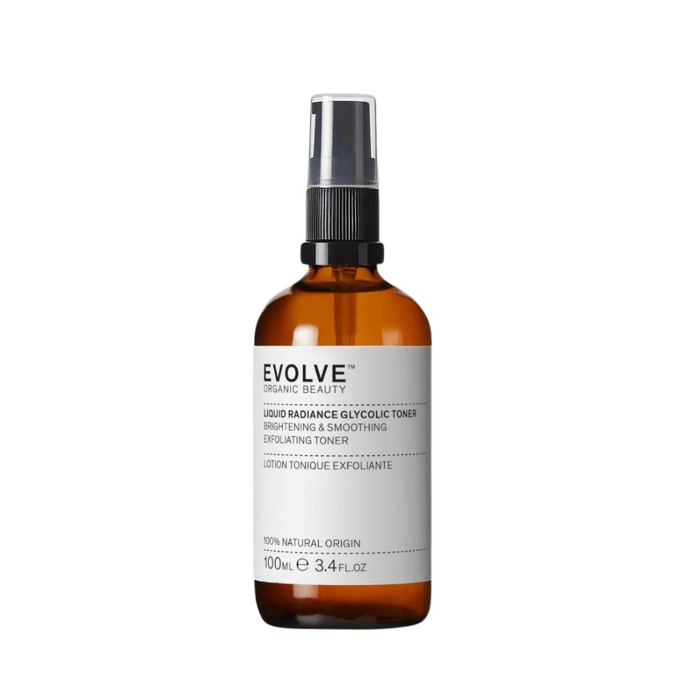 Braune Glasflasche mit Sprühkopf. Aufschrift: EVOLVE, Liquid Radiance Glycolic Toner. Weißes Etikett.