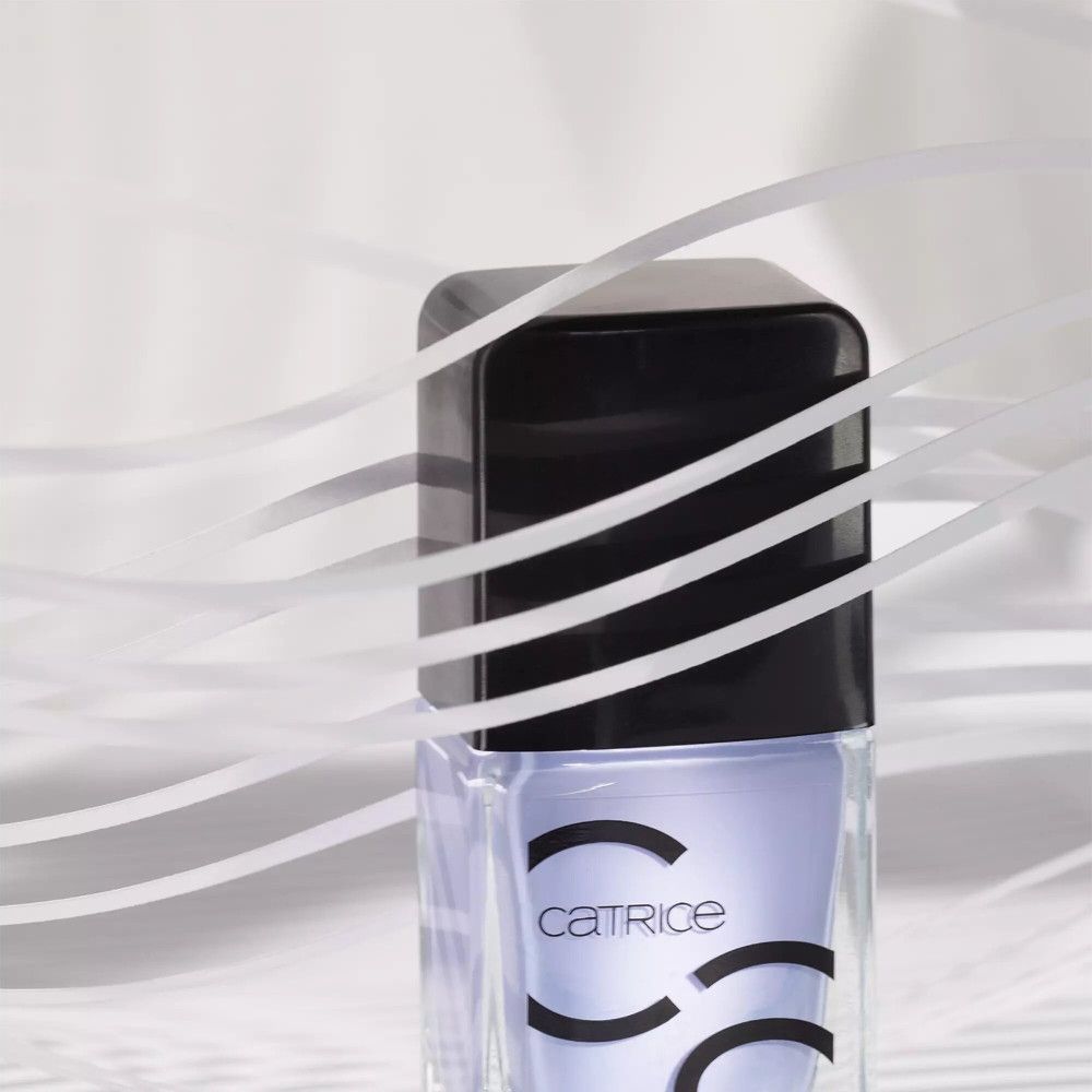 Nagellackflasche mit dem Schriftzug Catrice. Weiße Bänder im Hintergrund.