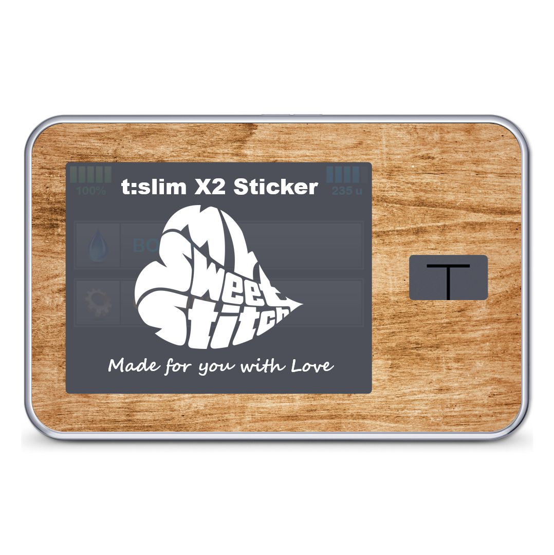 Holzfarbener Aufkleber mit Display und Knopf. Text: t:slim X2 Sticker, MySweetStitch, Made for you with Love.