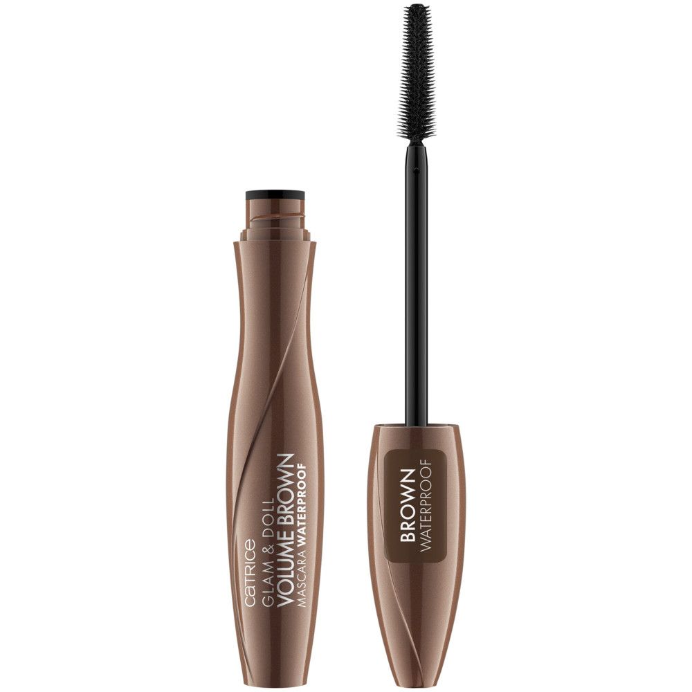 Braune Mascara-Tube und Bürste. Produktname: Catrice Glam & Doll Volume Brown Waterproof Mascara. Bürste mit schwarzen Borsten.