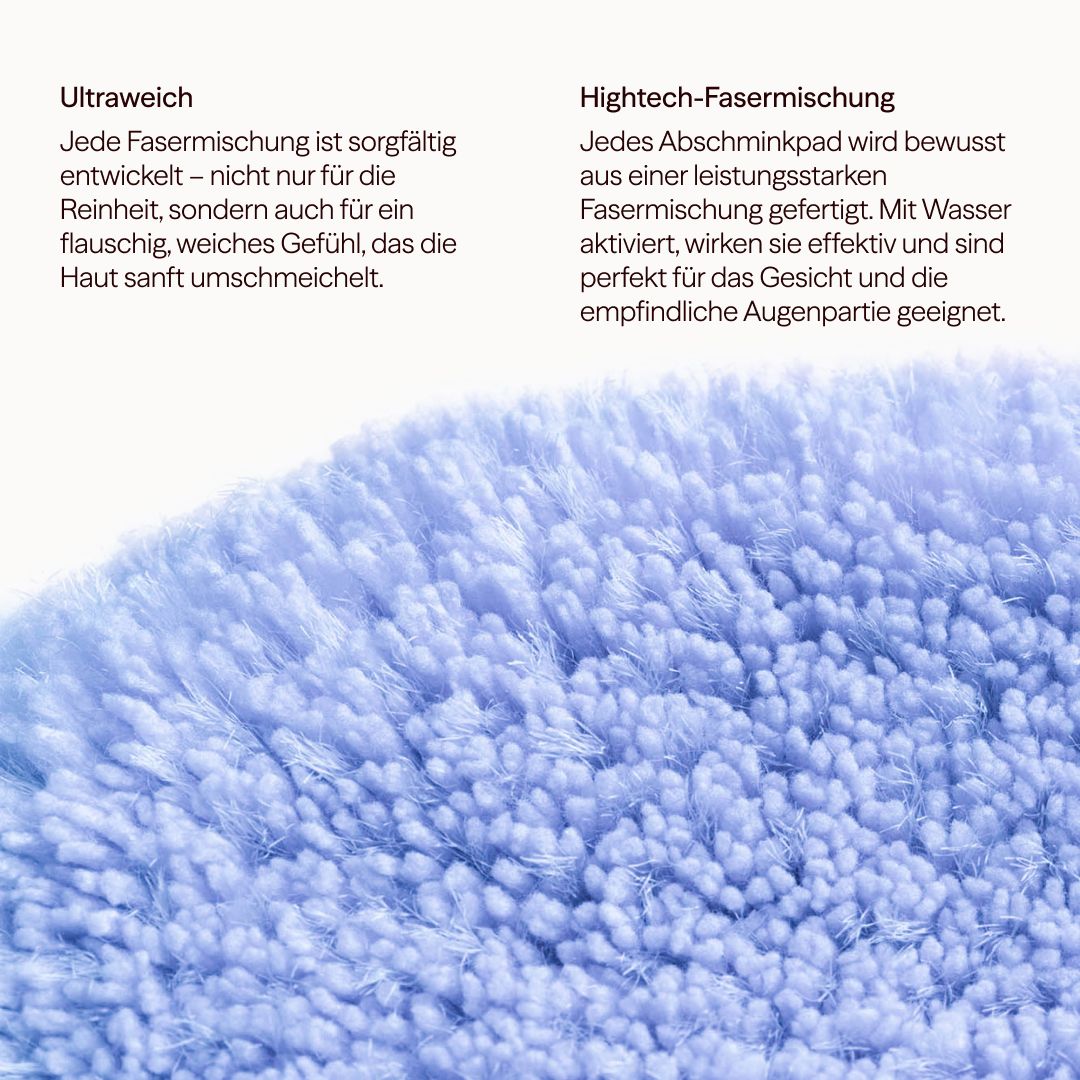 Nahaufnahme eines blauen Abschminkpads. Text: Ultraweich, Hightech-Fasermischung. Beschreibt die Eigenschaften des Pads.