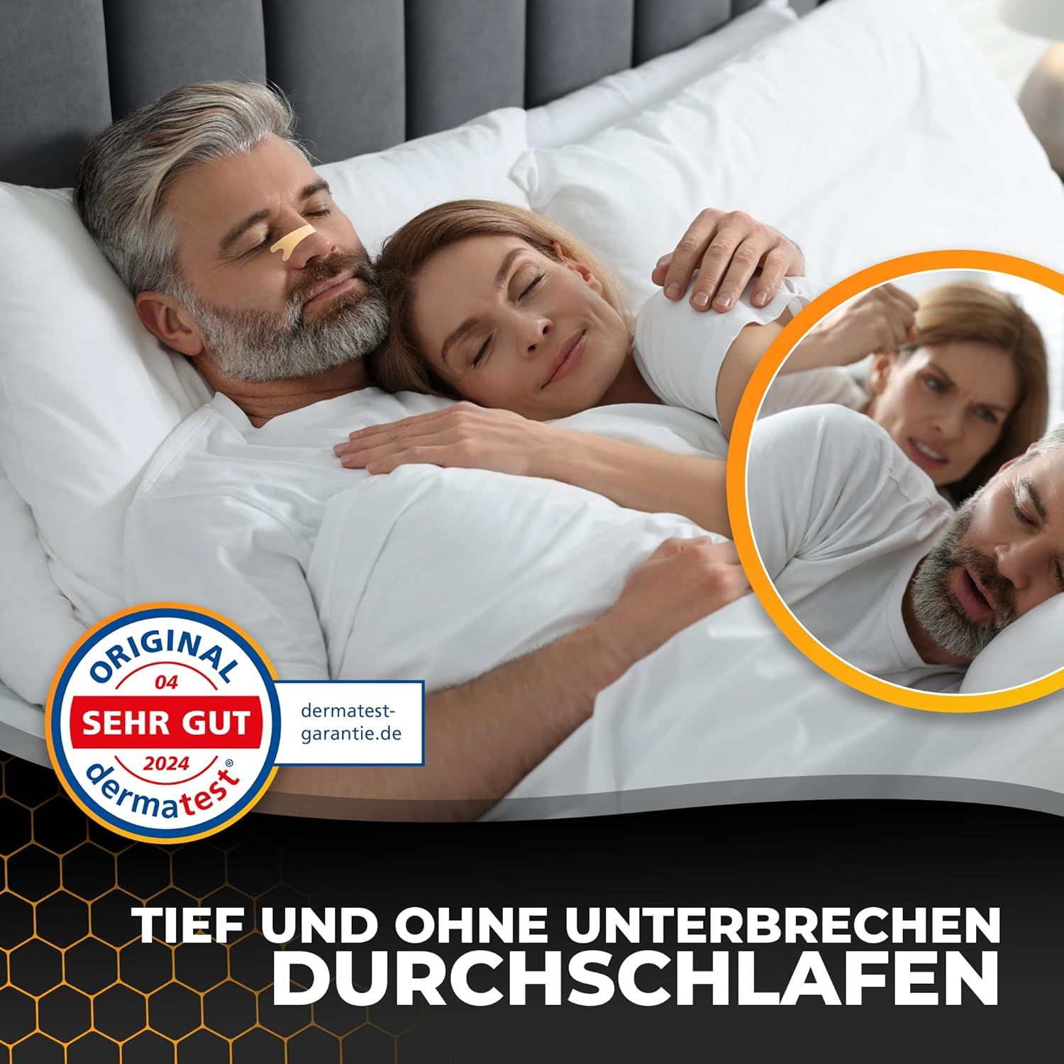 Ein Mann und eine Frau schlafen im Bett, beide mit Nasenpflastern. Im Hintergrund ein weiteres Paar. Text: Tief und ohne Unterbrechungen durchschlafen.