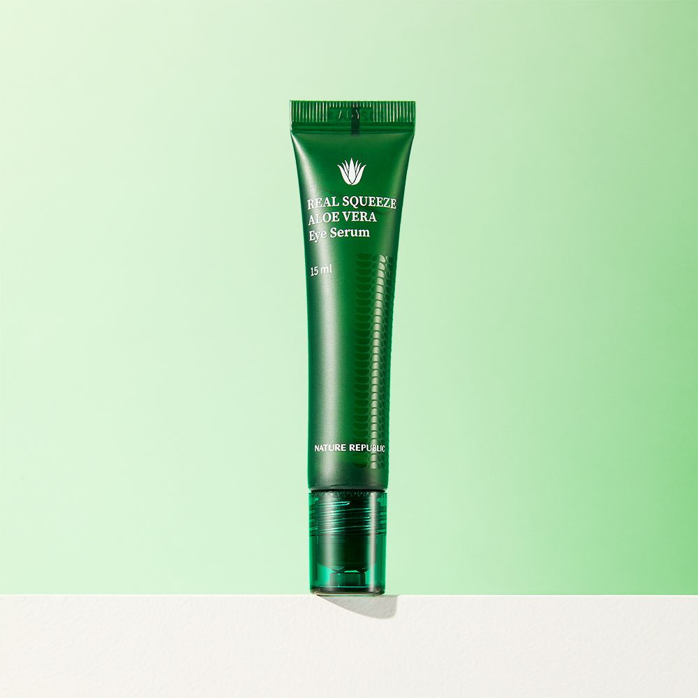 Grüne Tube mit Aufschrift 'REAL SQUEEZE ALOE VERA Eye Serum'. 15ml. Marke NATURE REPUBLIC. Grüner Hintergrund.