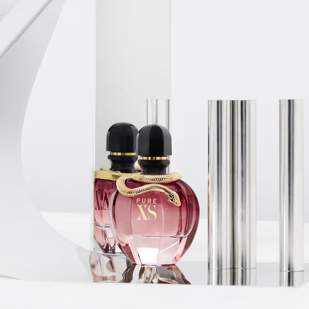 Zwei Parfümflakons. Runde, rosa-transparente Flakons, goldene Schlangen. Hintergrund mit silbernen Säulen und Bogen.