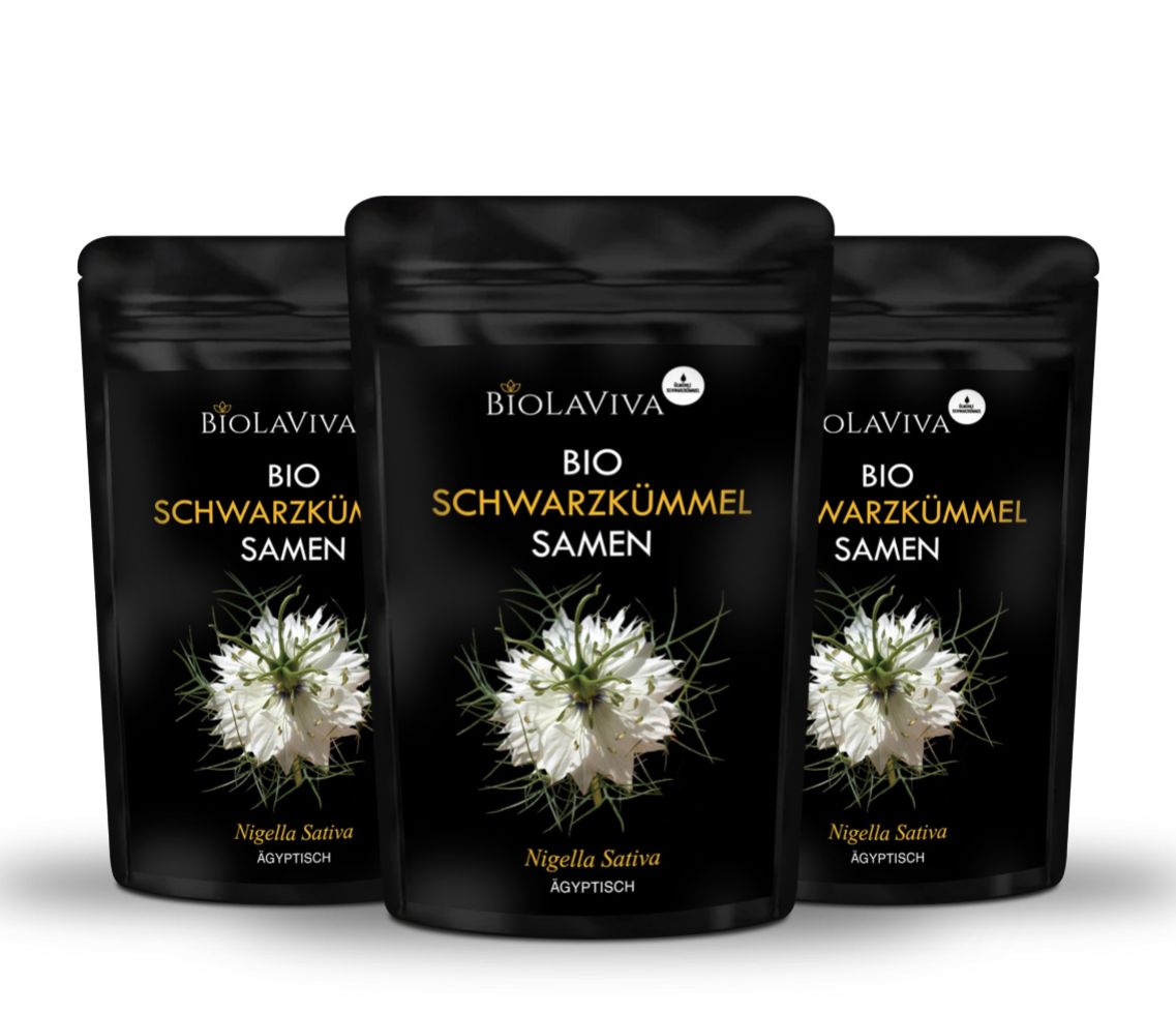Drei schwarze Beutel mit BIOLAVIVA BIO Schwarzkümmel Samen. Aufdruck: Nigella Sativa, ägyptisch. Weiße Blume.