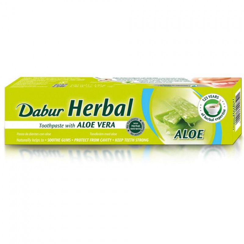 Zahnpasta-Verpackung mit "Dabur Herbal"-Logo und "Aloe Vera". Grün-gelbe Schachtel mit Aloe-Vera-Abbildung und Text.