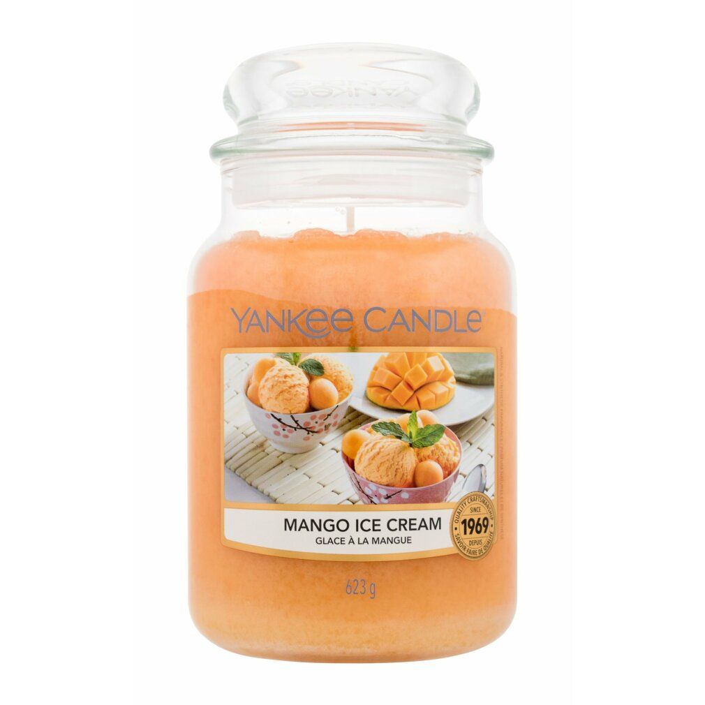 Duftkerze im Glas mit Deckel. Aufkleber mit Mango-Eis-Motiv. Aufschrift: Yankee Candle, Mango Ice Cream, Glace à la Mangue.