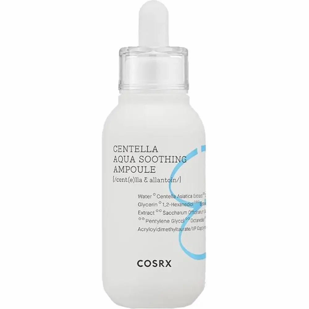 Weiße Flasche mit blauem Etikett. Aufschrift: Centella Aqua Soothing Ampoule. Marke: COSRX. Mit Pipette.