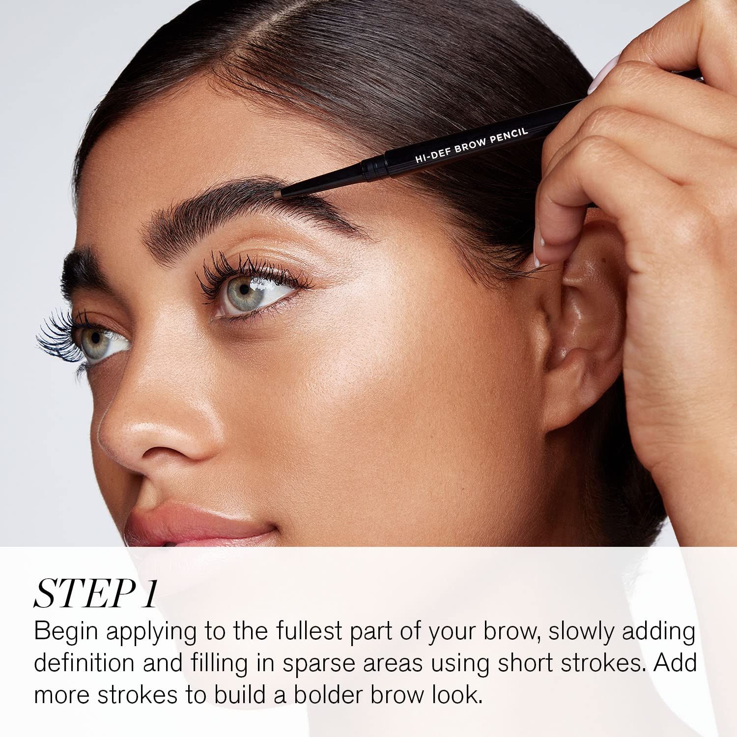 Person zeichnet Augenbraue mit Stift. Text: STEP 1. HI-DEF BROW PENCIL.