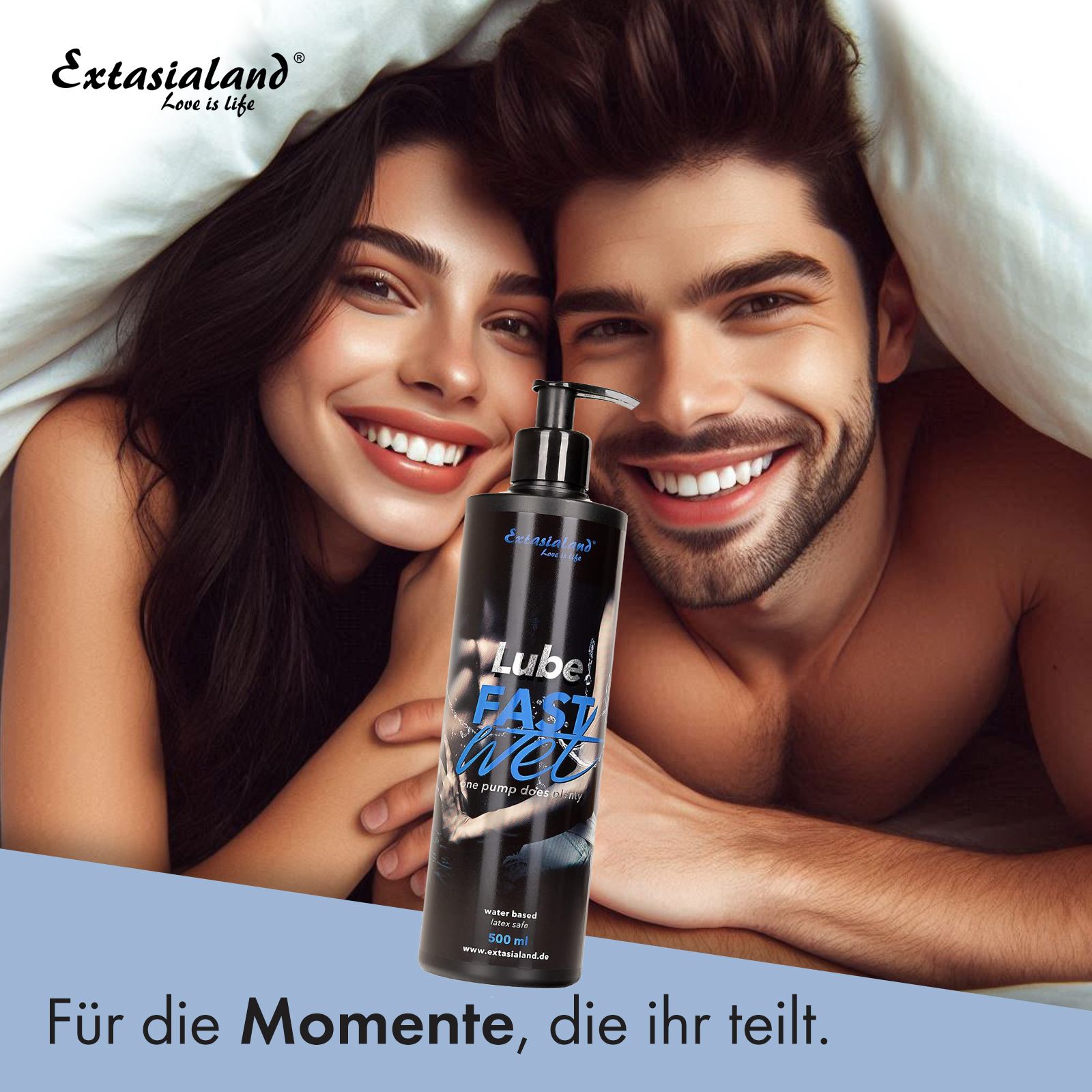 Paar unter Decke, Mann und Frau lächeln. Flasche mit "Lube Fast Wet" im Vordergrund.