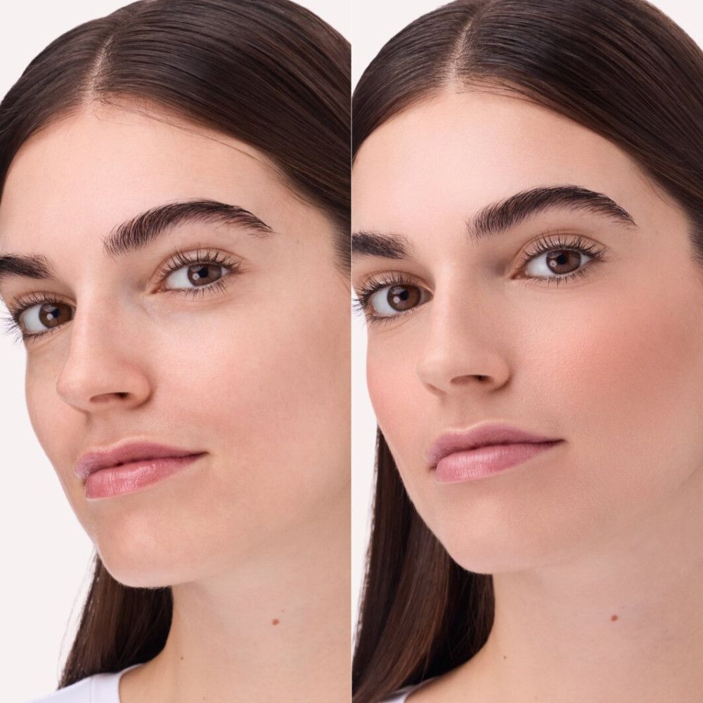 Vorher-Nachher-Bild einer Frau. Links: ungeschminkt. Rechts: mit Rouge aufgetragen. Deutlicher Unterschied.