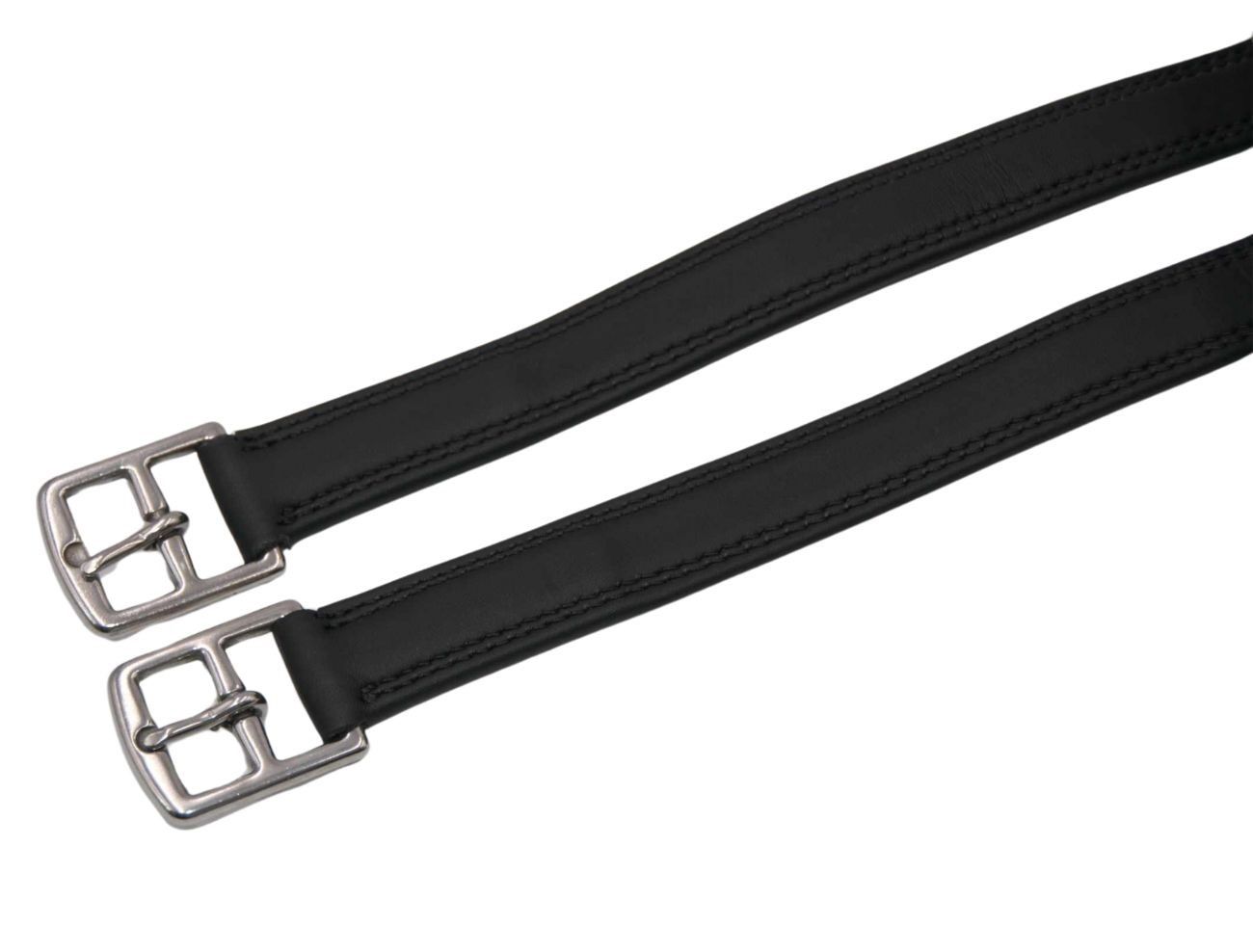 Zwei schwarze Steigbügelriemen mit silberfarbenen Schnallen, vor weißem Hintergrund.