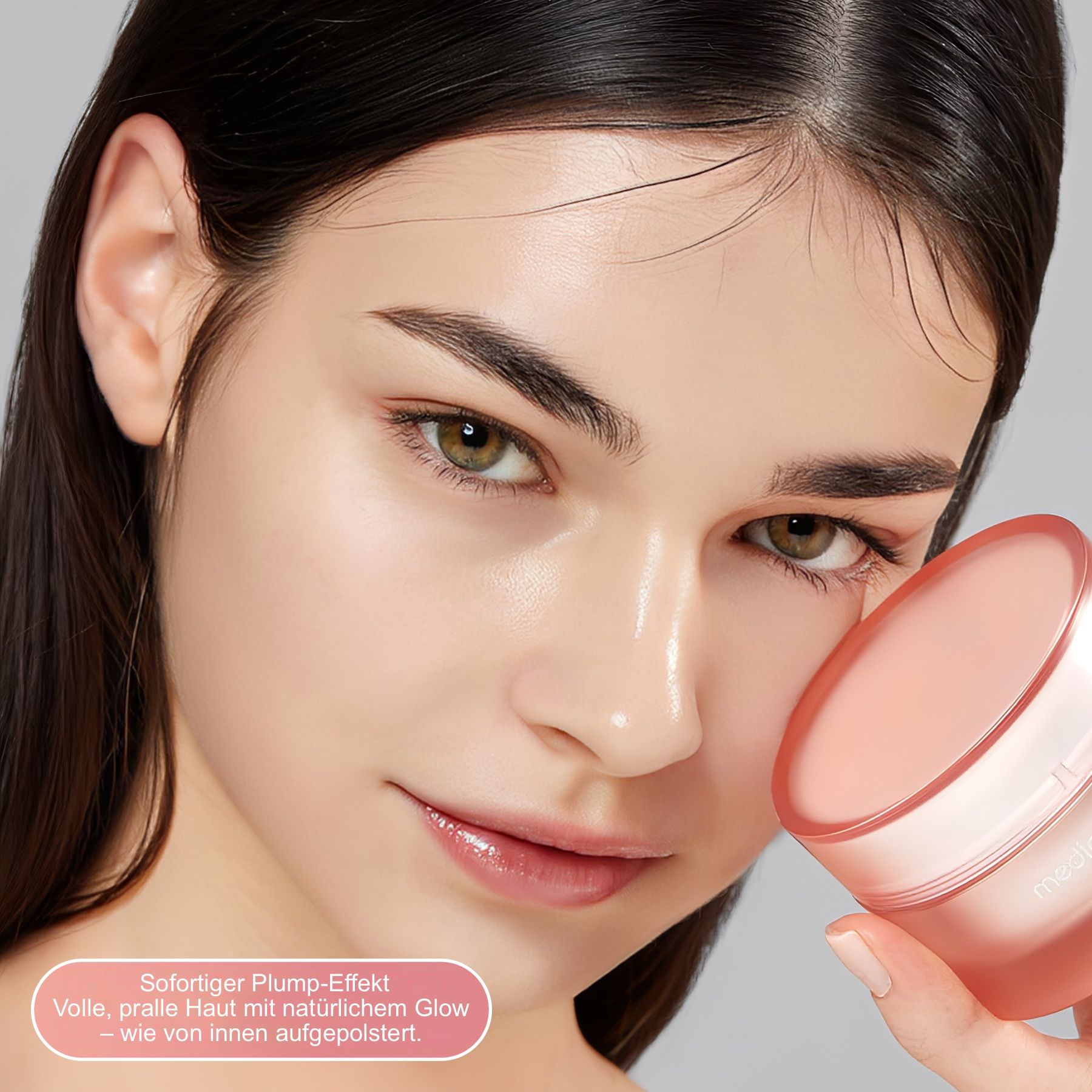 Frau mit Creme-Dose. Text: Sofortiger Plump-Effekt. Volle, pralle Haut mit natürlichem Glow. Creme-Dose im Bild.