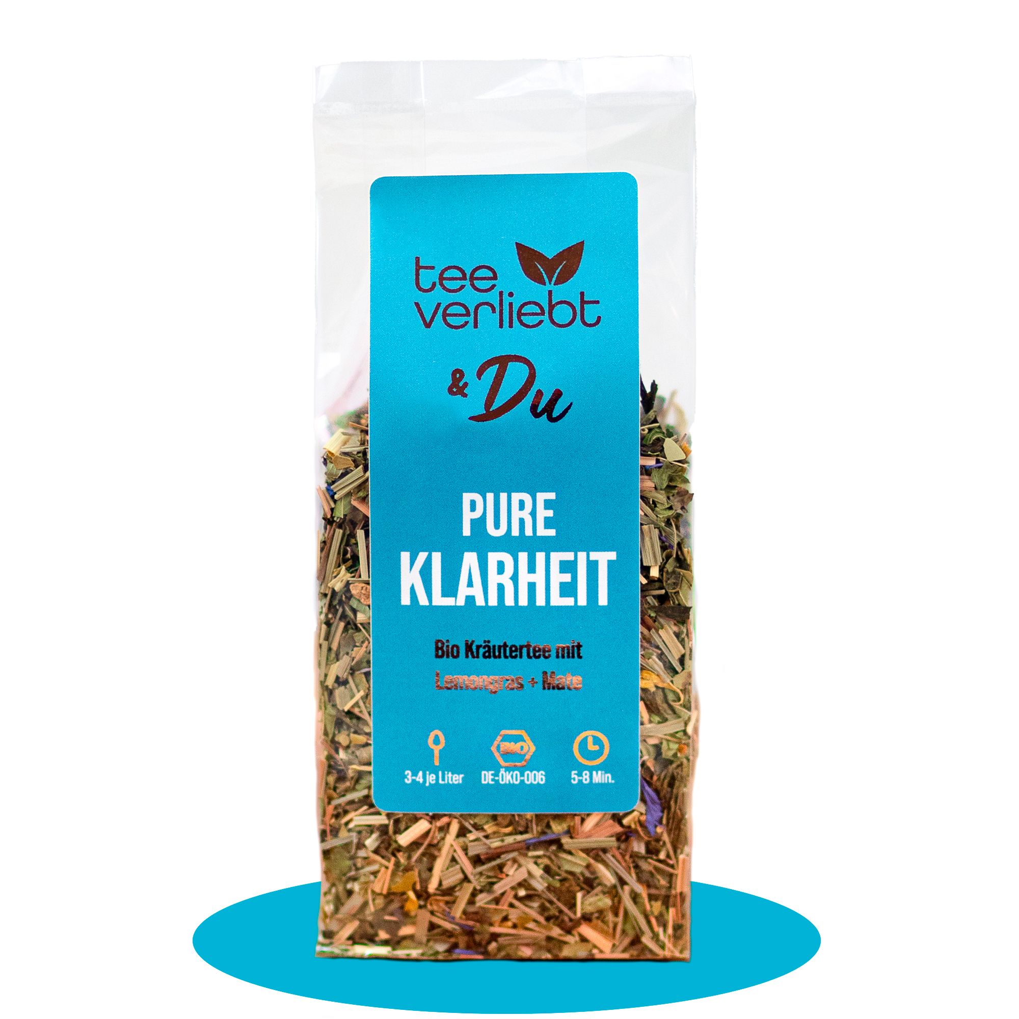 Klare Plastikverpackung mit blauem Etikett. Text: "tee verliebt & Du", "PURE KLARHEIT", Bio Kräutertee.