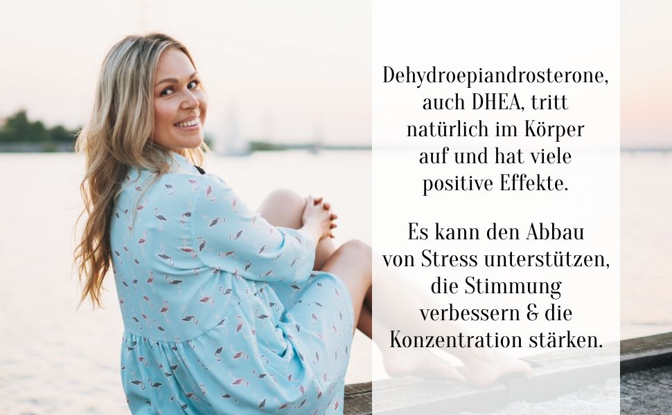 Frau sitzt am Wasser. Text: Dehydroepiandrosteron, auch DHEA, tritt natürlich im Körper auf und hat viele positive Effekte.