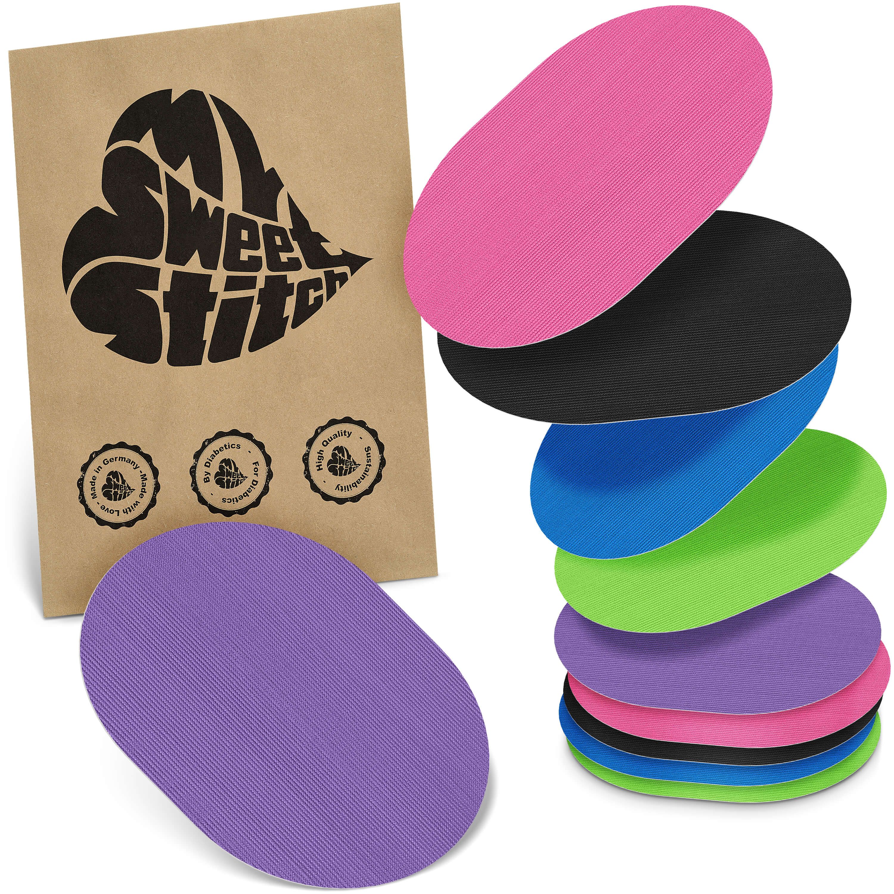 Mehrfarbige, ovale Pflaster. Braune Verpackung mit Logo und Qualitätssiegeln. Pflaster in Pink, Schwarz, Blau, Grün, Lila.