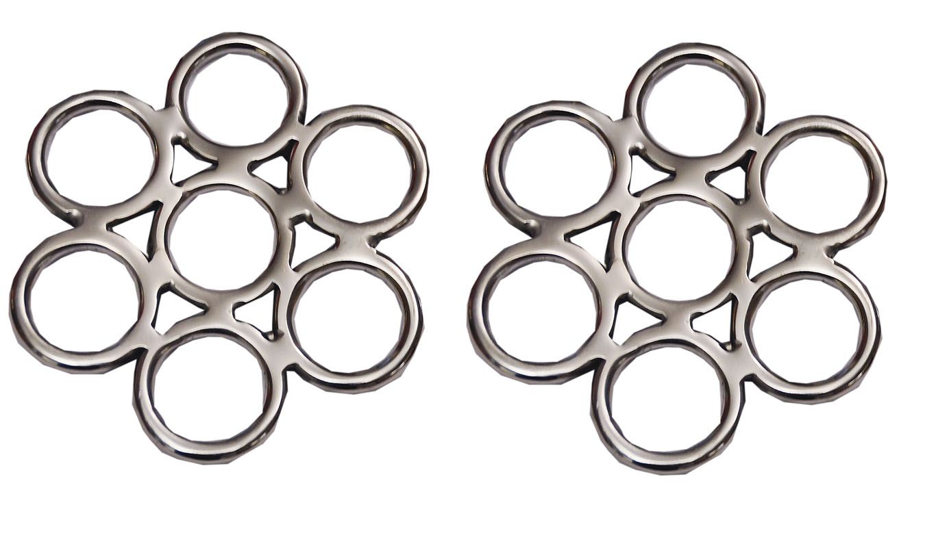 Zwei metallfarbene Hackamore Flower Glücksrad, blütenförmig.