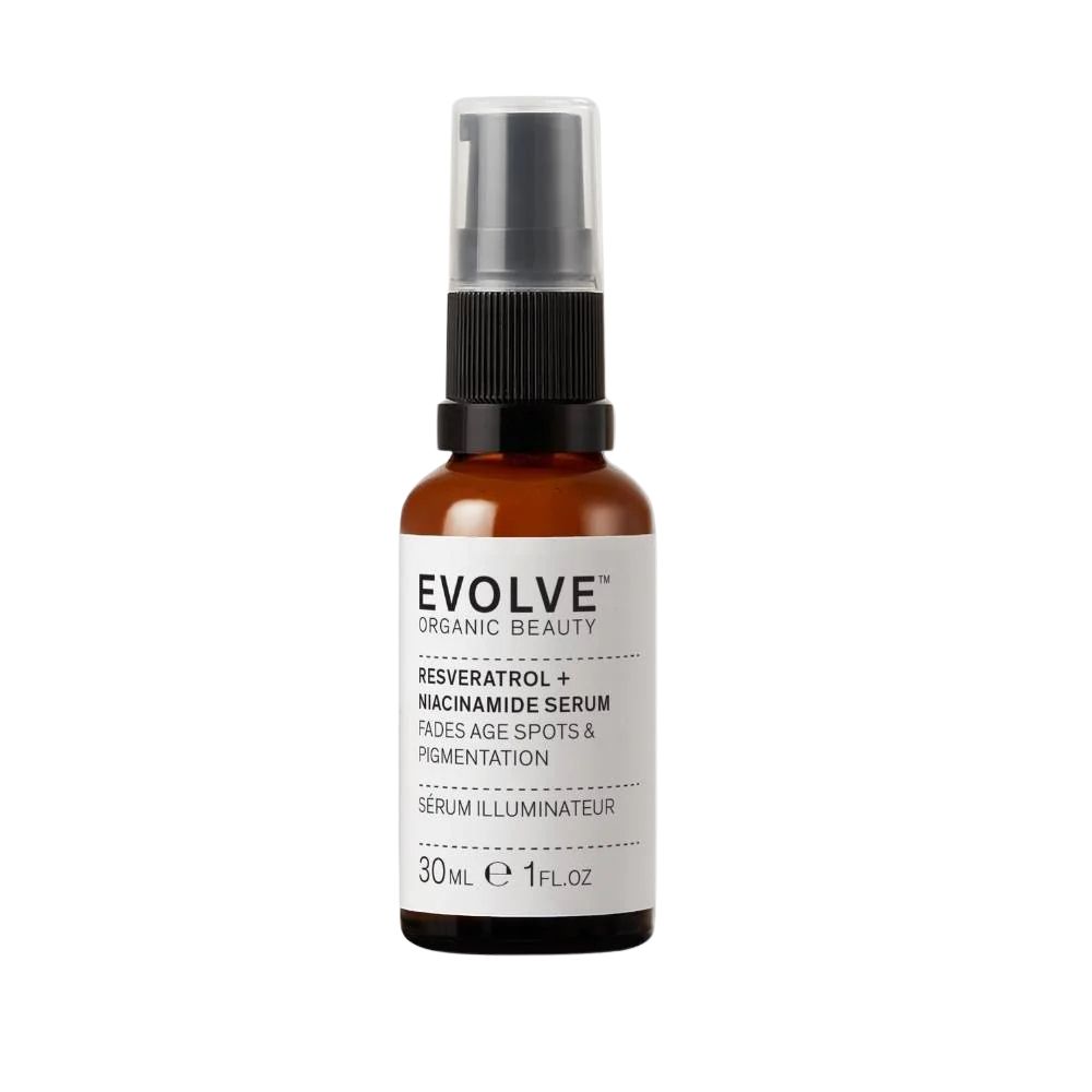 Braune Glasflasche mit schwarzem Sprühkopf. Aufschrift: Evolve Organic Beauty, Resveratrol + Niacinamide Serum, Serum Illuminateur.