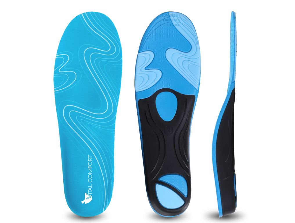 Drei Ansichten einer blauen Einlegesohle. Vital Comfort Logo sichtbar. Schwarze und blaue Materialien.