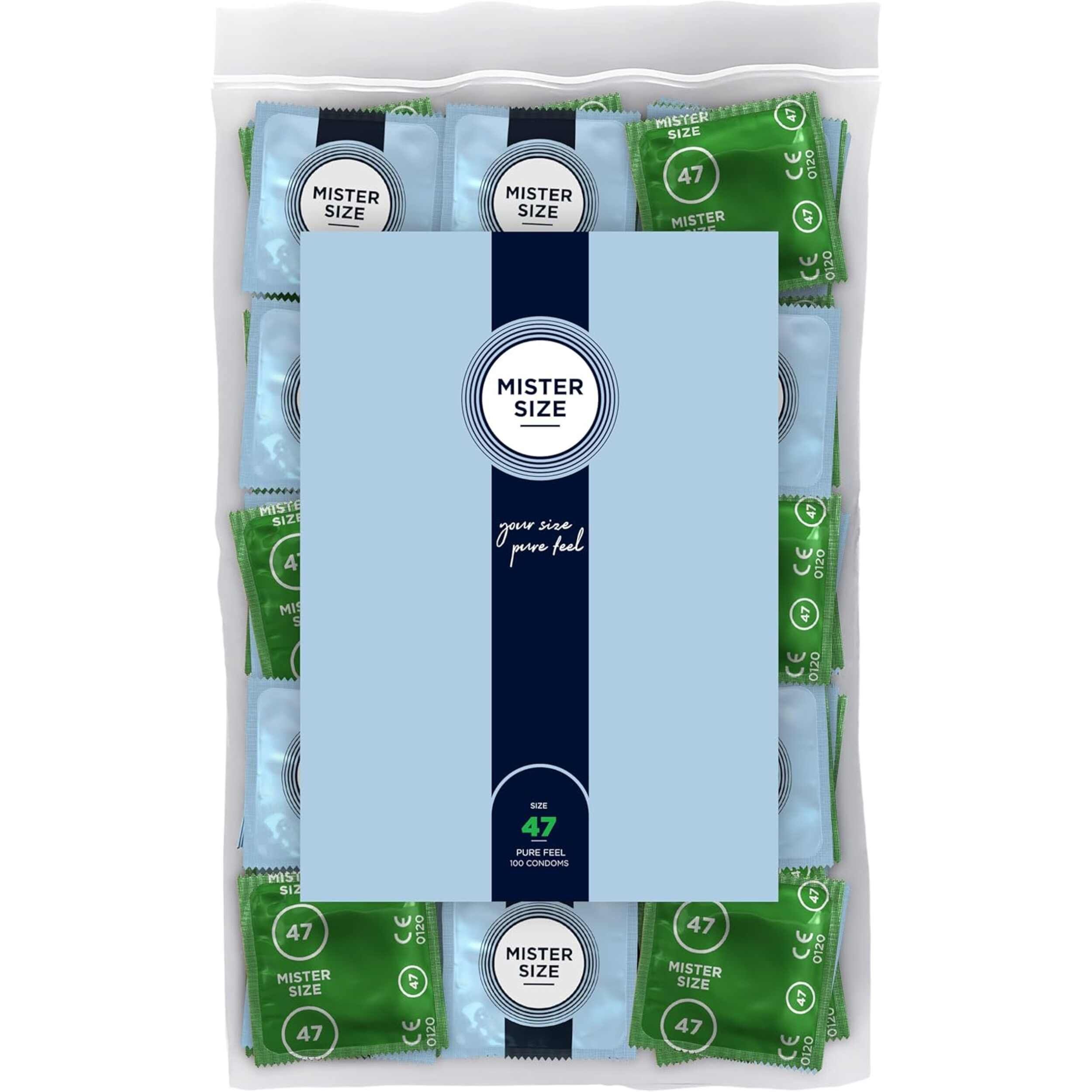 Verpackung mit Kondomen. Einzelne grüne und blaue Folienbeutel mit "Mister Size 47" in einer transparenten Tasche.