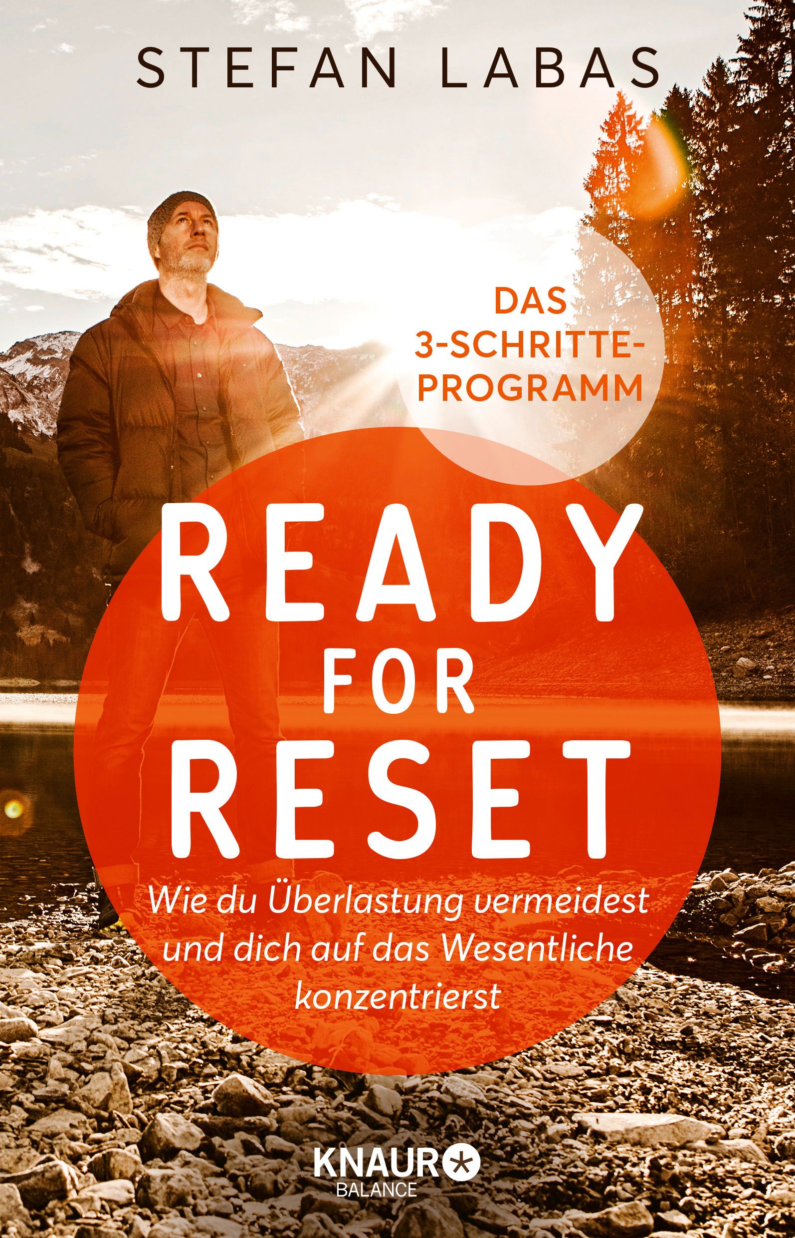 Buchcover mit Titel READY FOR RESET. Autor Stefan Labas. Roter Kreis mit Text. Mann vor Berglandschaft.