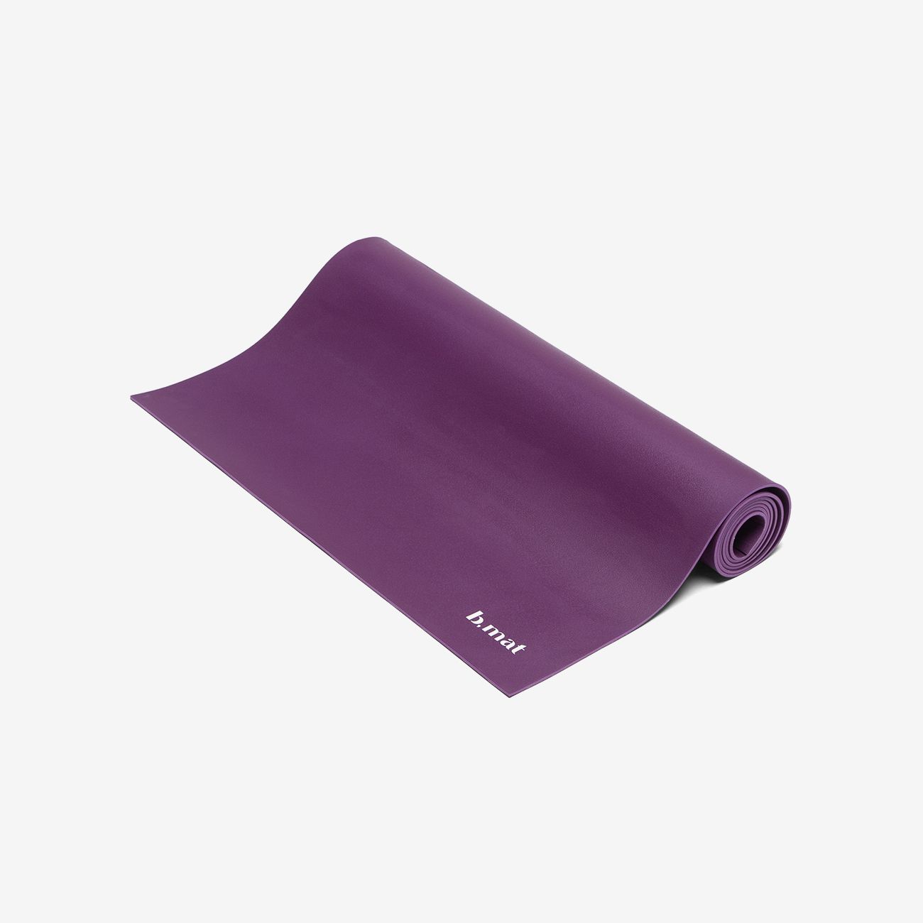 Violette Yogamatte, teilweise gerollt. Auf der Matte steht "b.mat".