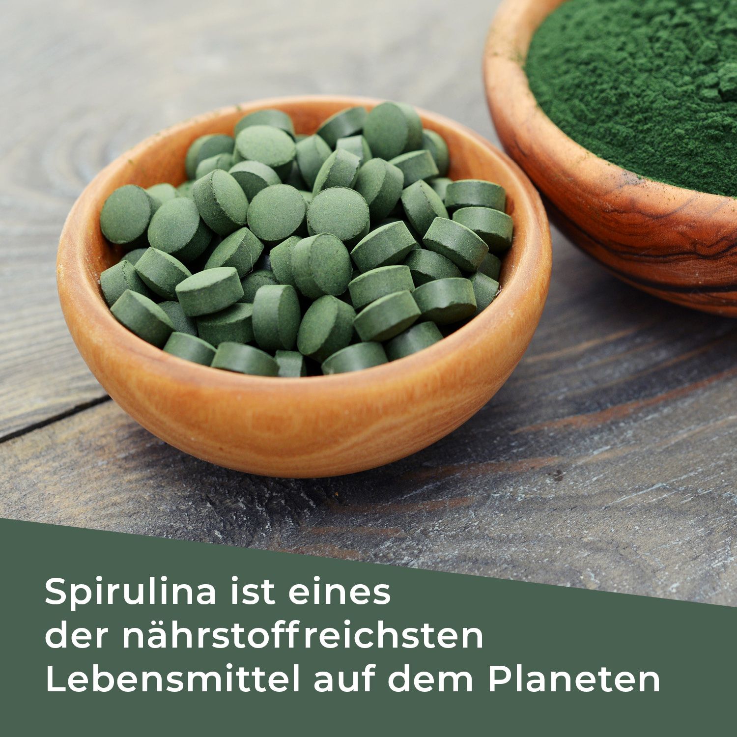 Holzschale mit grünen Tabletten und Pulver. Text: Spirulina ist eines der nährstoffreichsten Lebensmittel auf dem Planeten.