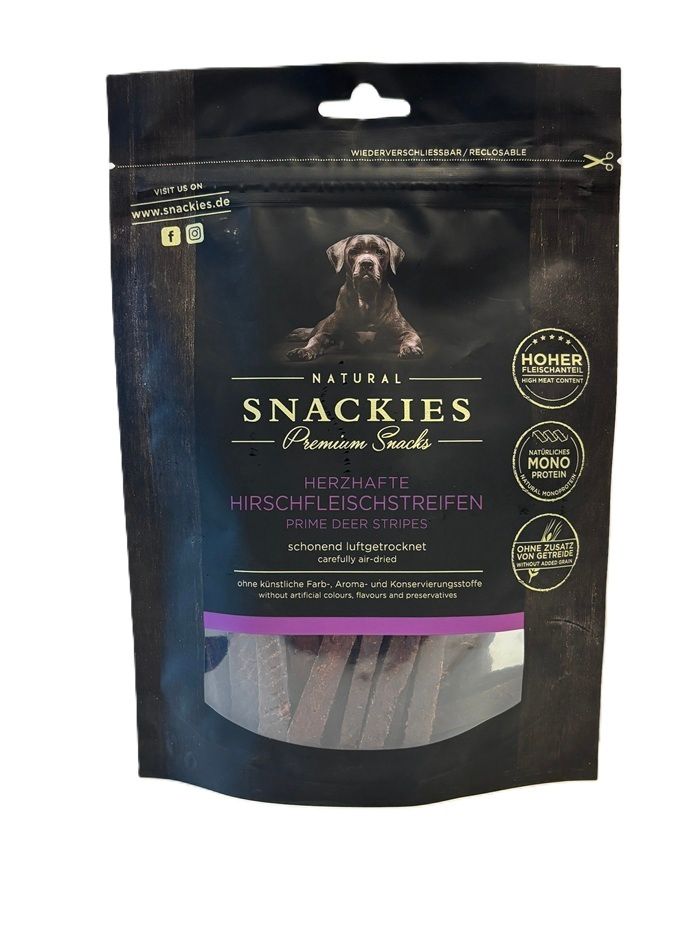 Verpackung mit Hirschfleischstreifen. Schwarze Tüte mit Produktnamen und Hund. Text: schonend luftgetrocknet.