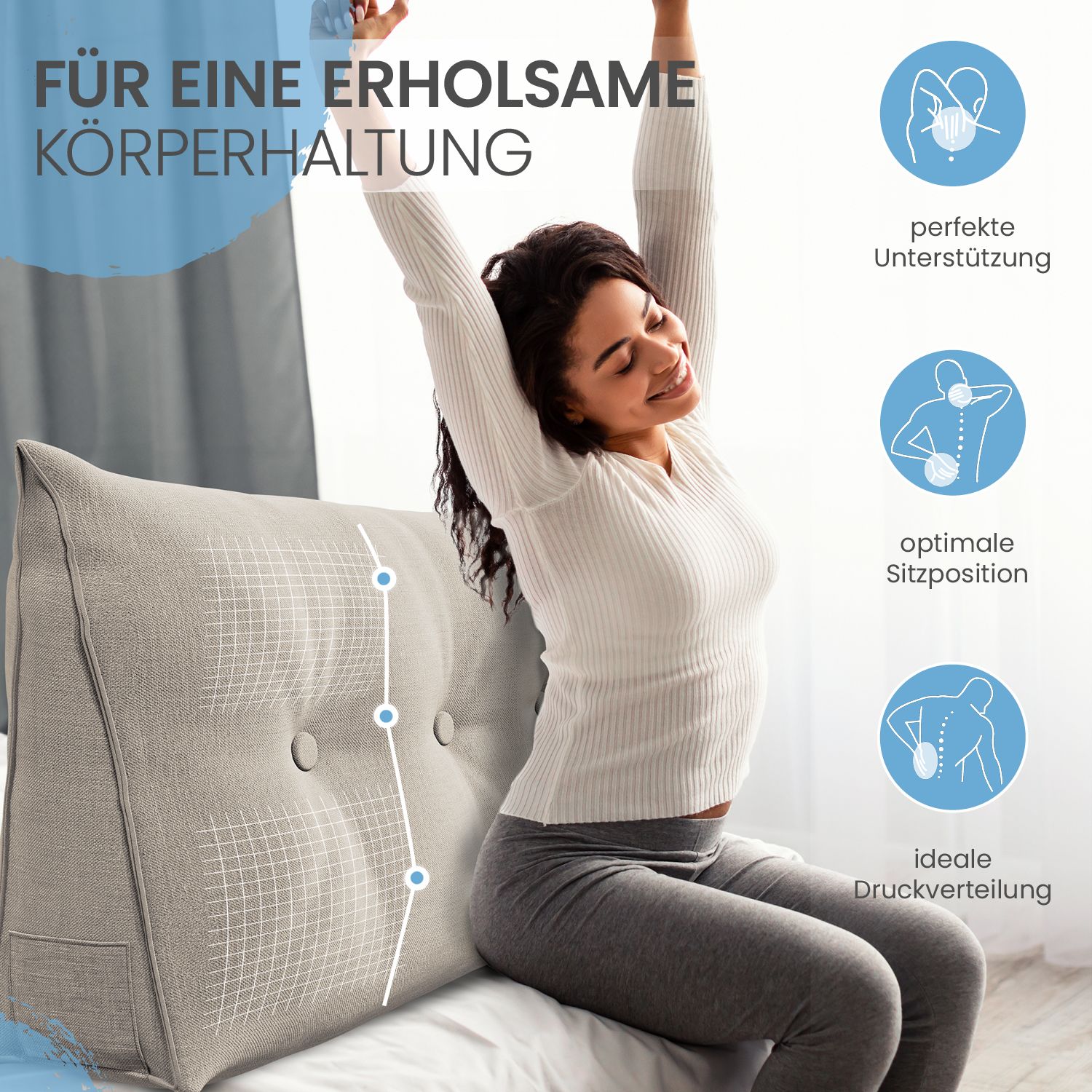 Frau sitzt mit beigefarbenem Keilkissen mit Knöpfen. Text: „FÜR EINE ERHOLSAME KÖRPERHALTUNG“. Grafiken: perfekte Unterstützung, optimale Sitzposition, ideale Druckverteilung.