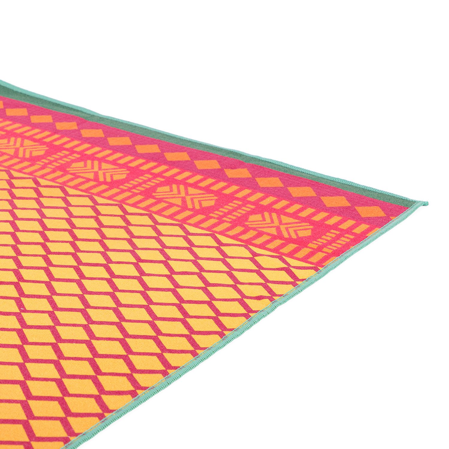 Ecke eines Yoga-Handtuchs. Rot, gelb und grün mit geometrischen Mustern und grünen Akzenten.