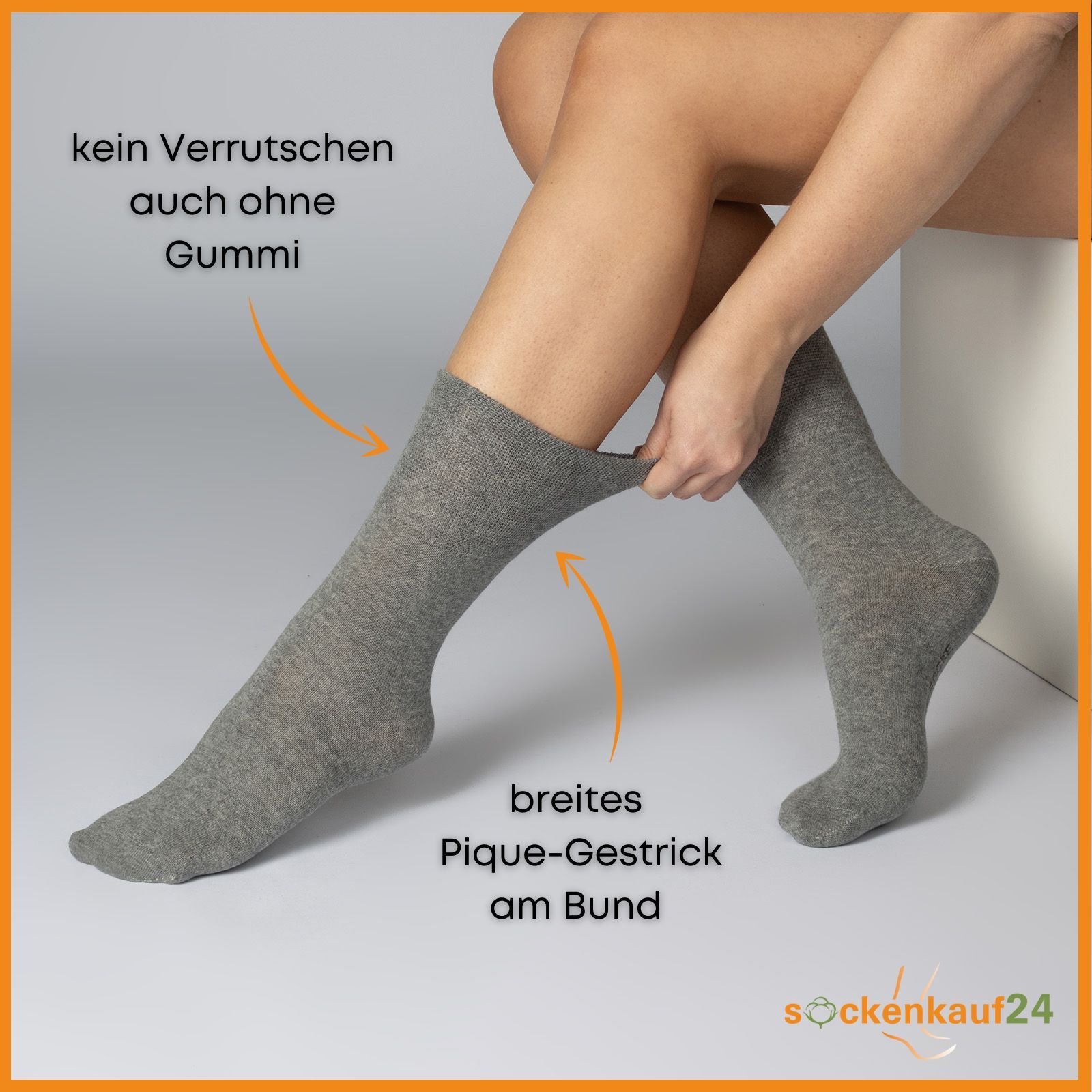Graue Socken am Bein. Text: Kein Verrutschen auch ohne Gummi. Breites Pique-Gestrick am Bund.