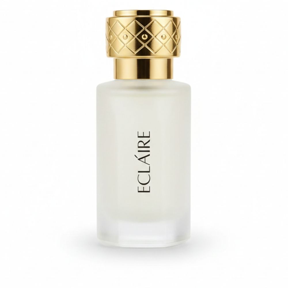 Parfümflakon mit goldfarbenem Deckel. Schriftzug ECLAIR. Glasflakon mit mattiertem Finish.