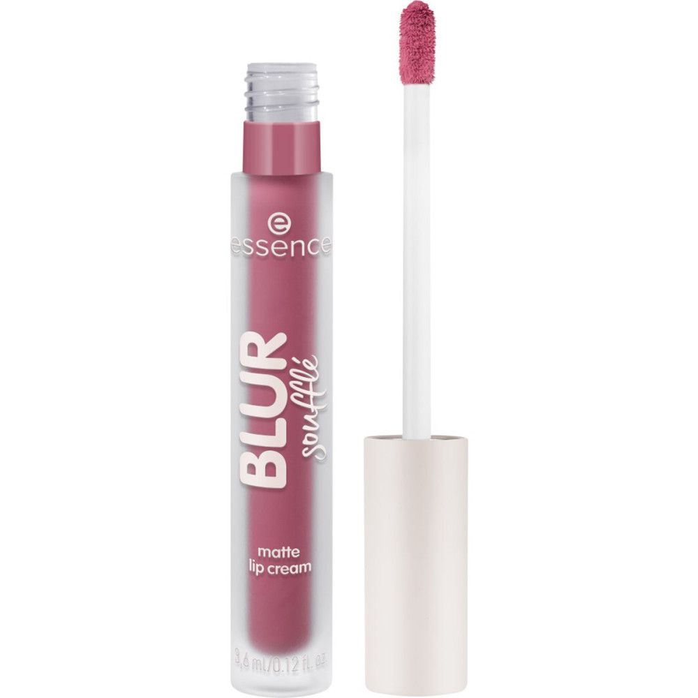 Geöffnete Lippencreme-Tube mit Applikator. Aufschrift "BLUR soufflé matte lip cream" und "essence". Farbe: Rosa.