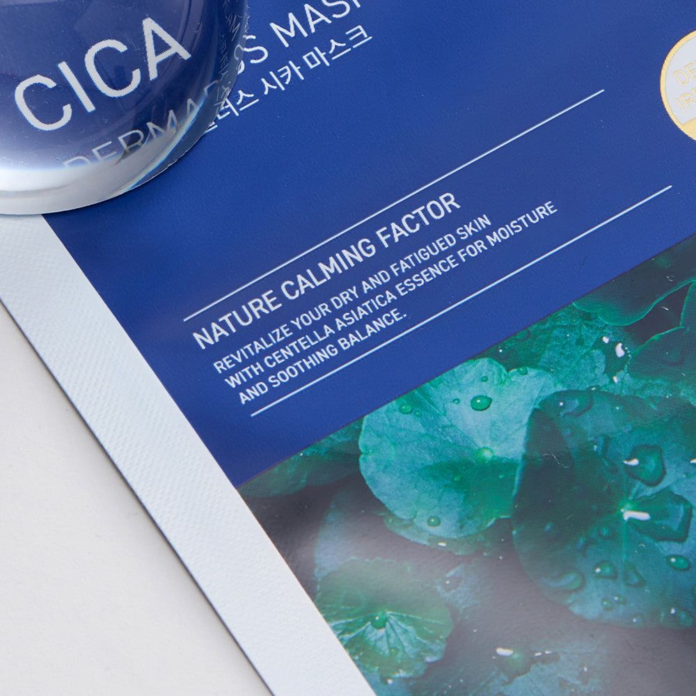 Blaue Verpackung mit Text: Nature Calming Factor. Revitalisiert trockene Haut mit Centella Asiatica Essenz. Weiße Verpackung mit Text: Cica Mask.