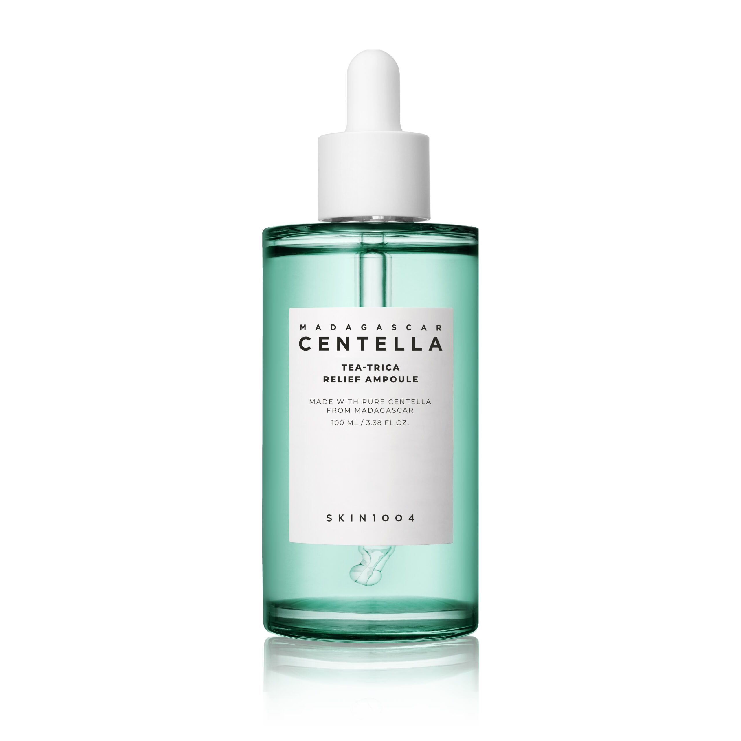 Grüne Serumflasche mit weißem Deckel und Pipette. Aufschrift: MADAGASCAR CENTELLA TEA-TRICA RELIEF AMPOULE. SKIN1004.